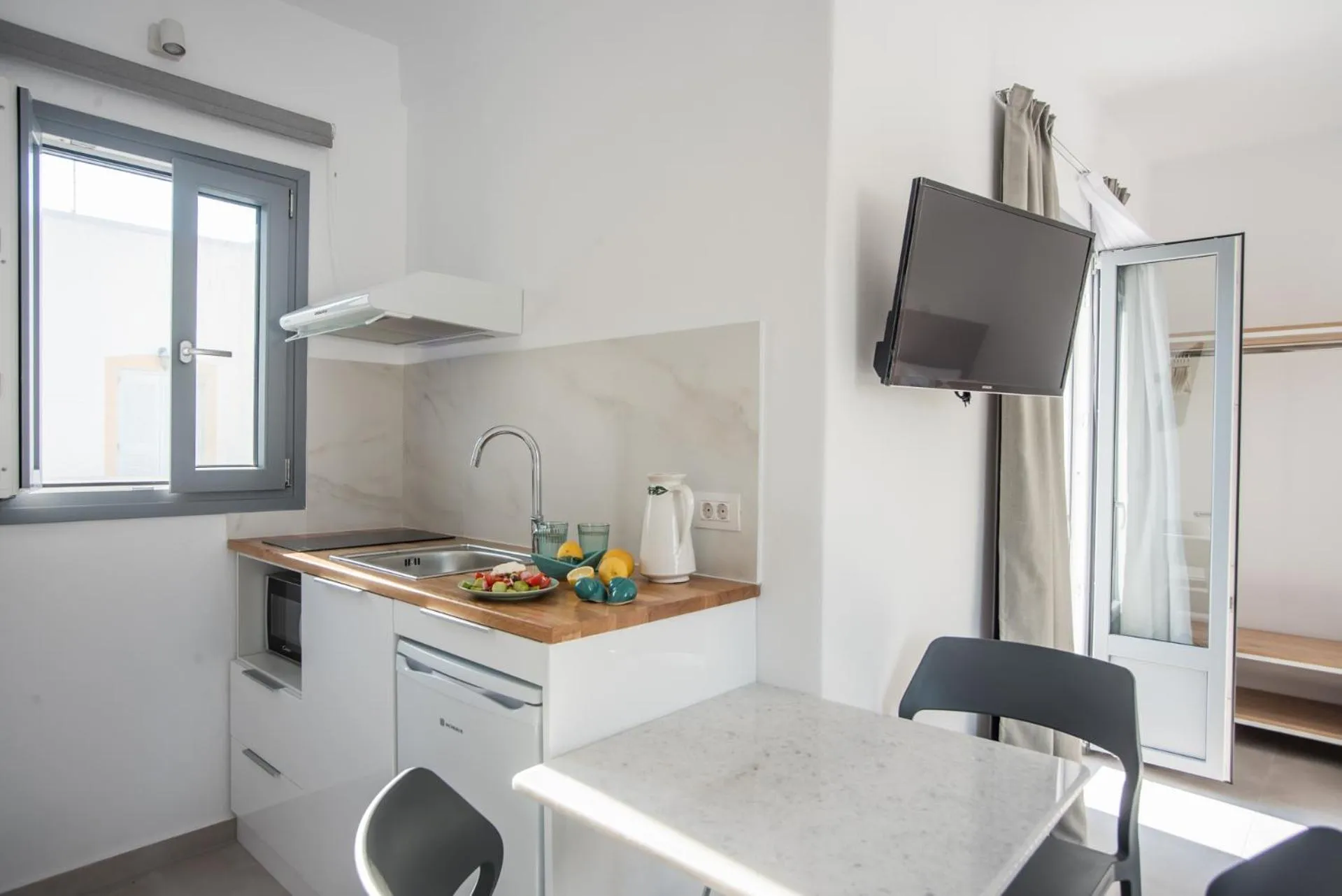 Kitchen or kitchenette in Nautilus Apartments-Suites