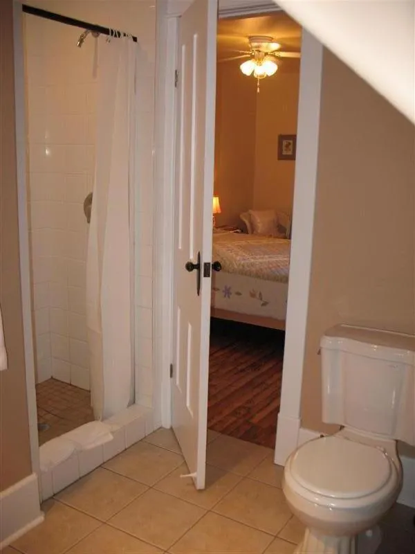 Shower in Lionheart Guest House