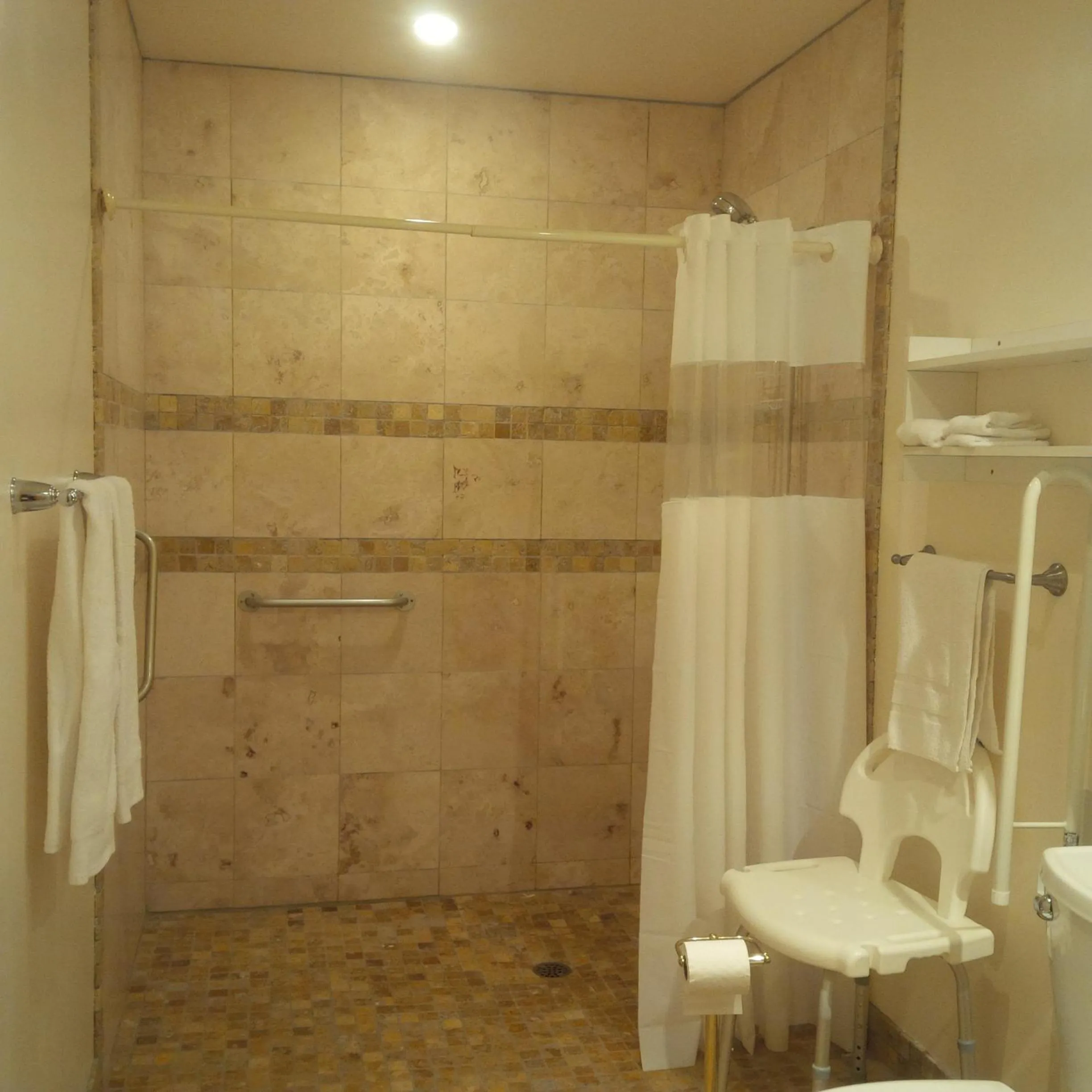 Shower in Lionheart Guest House