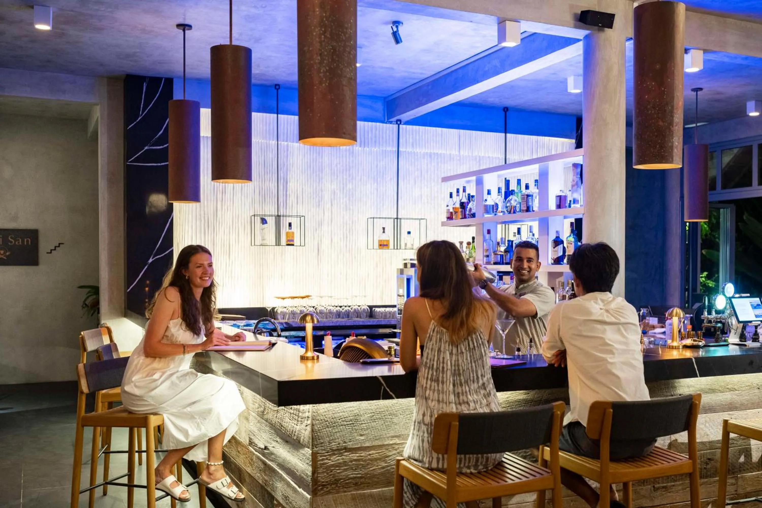 Lounge or bar in OUTRIGGER Maldives Maafushivaru Resort