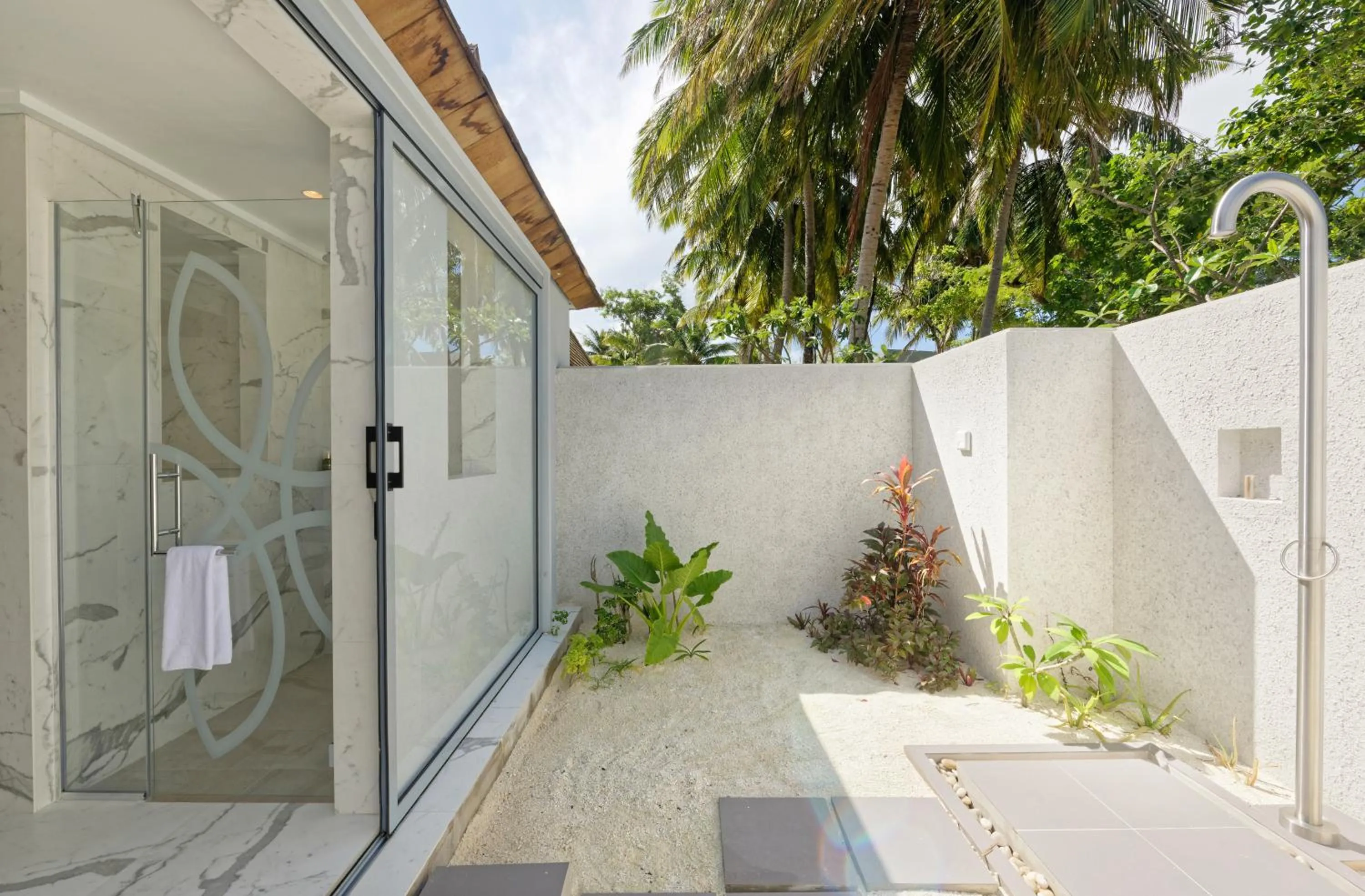 Shower in OUTRIGGER Maldives Maafushivaru Resort