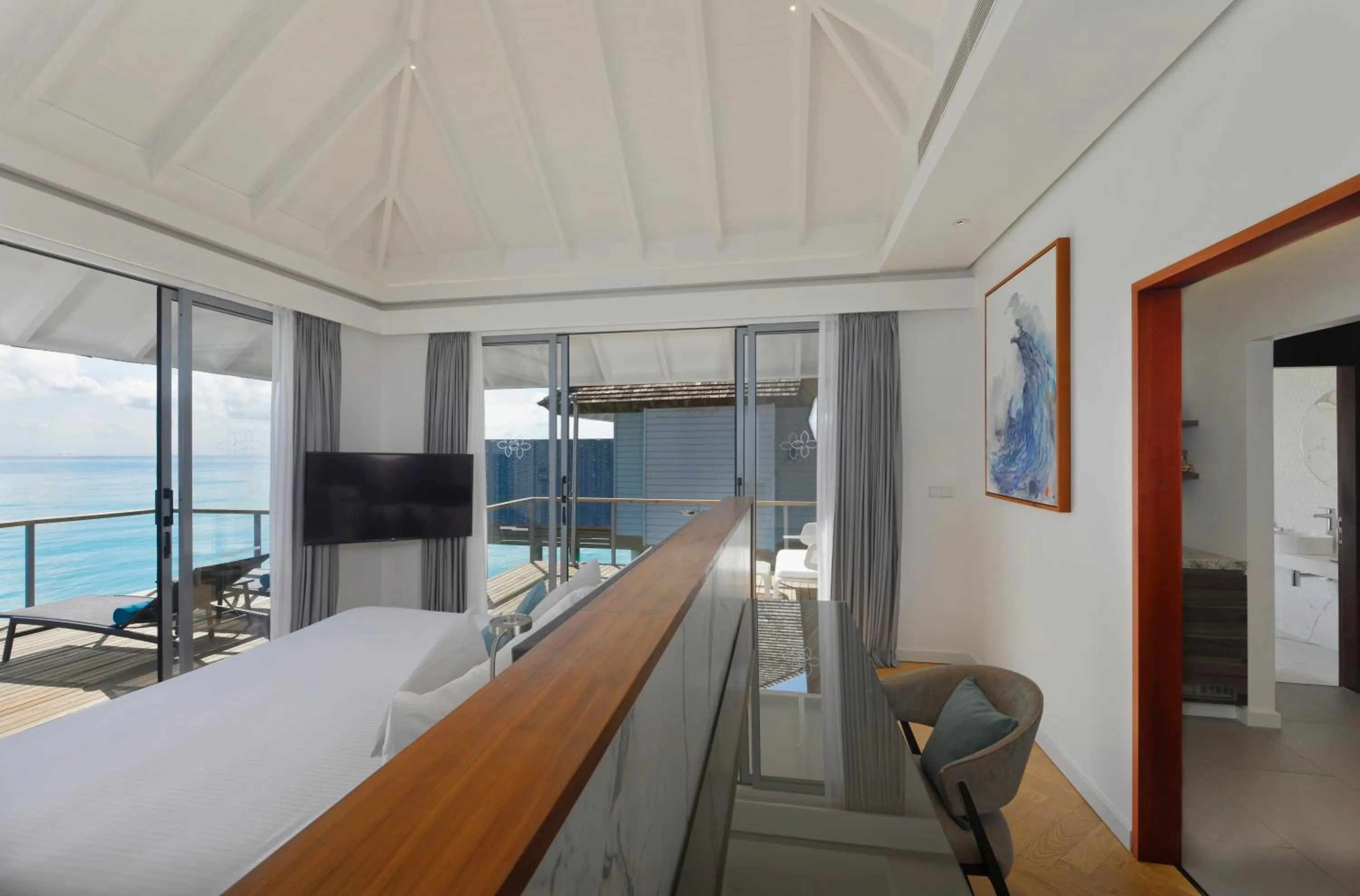 Bathroom, Bed in OUTRIGGER Maldives Maafushivaru Resort