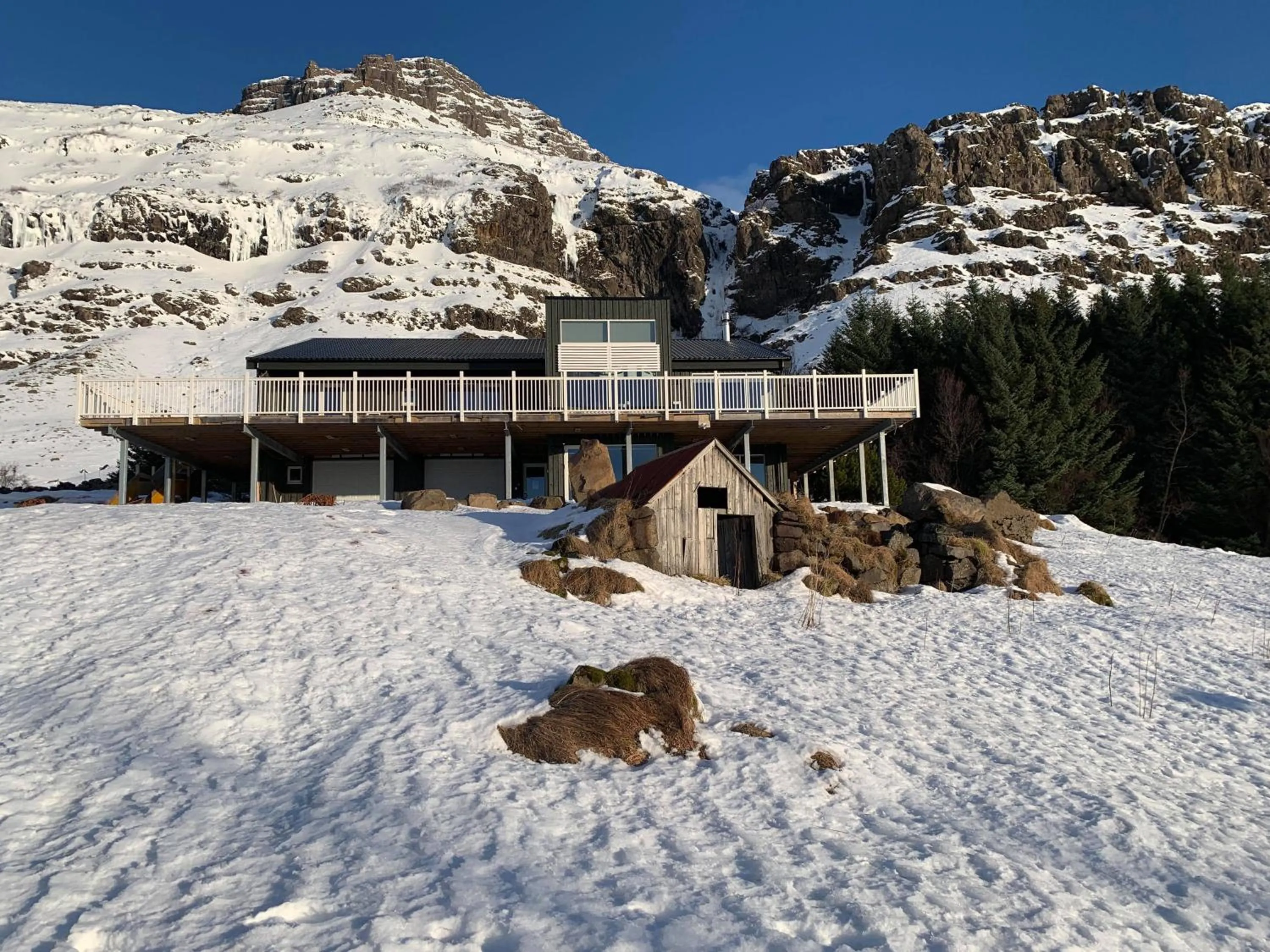 Property building in Ekra Glacier Lagoon