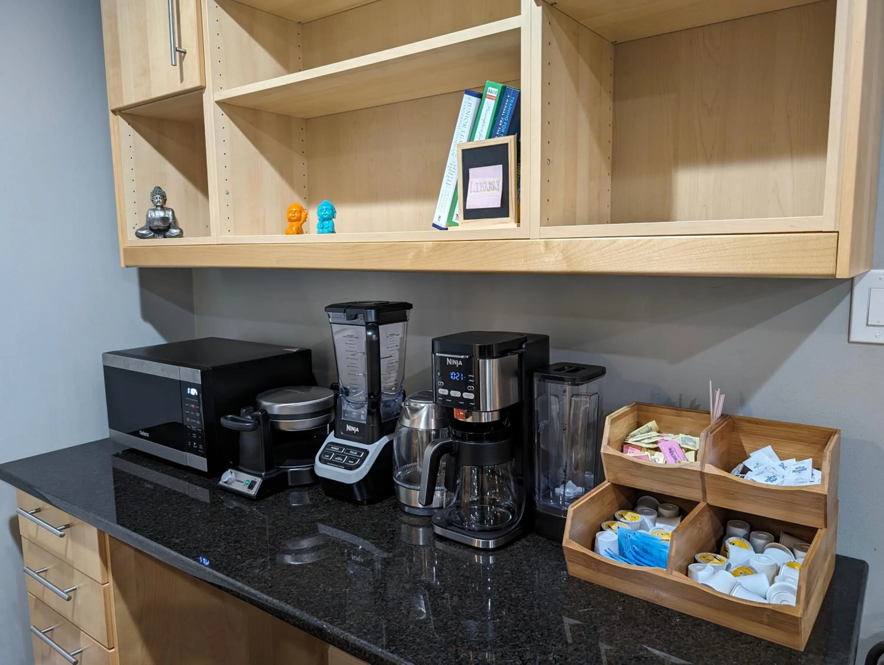 Coffee/tea facilities in Modern Luxe Family & Groups Friendly Bungalow with Patio & Workspace