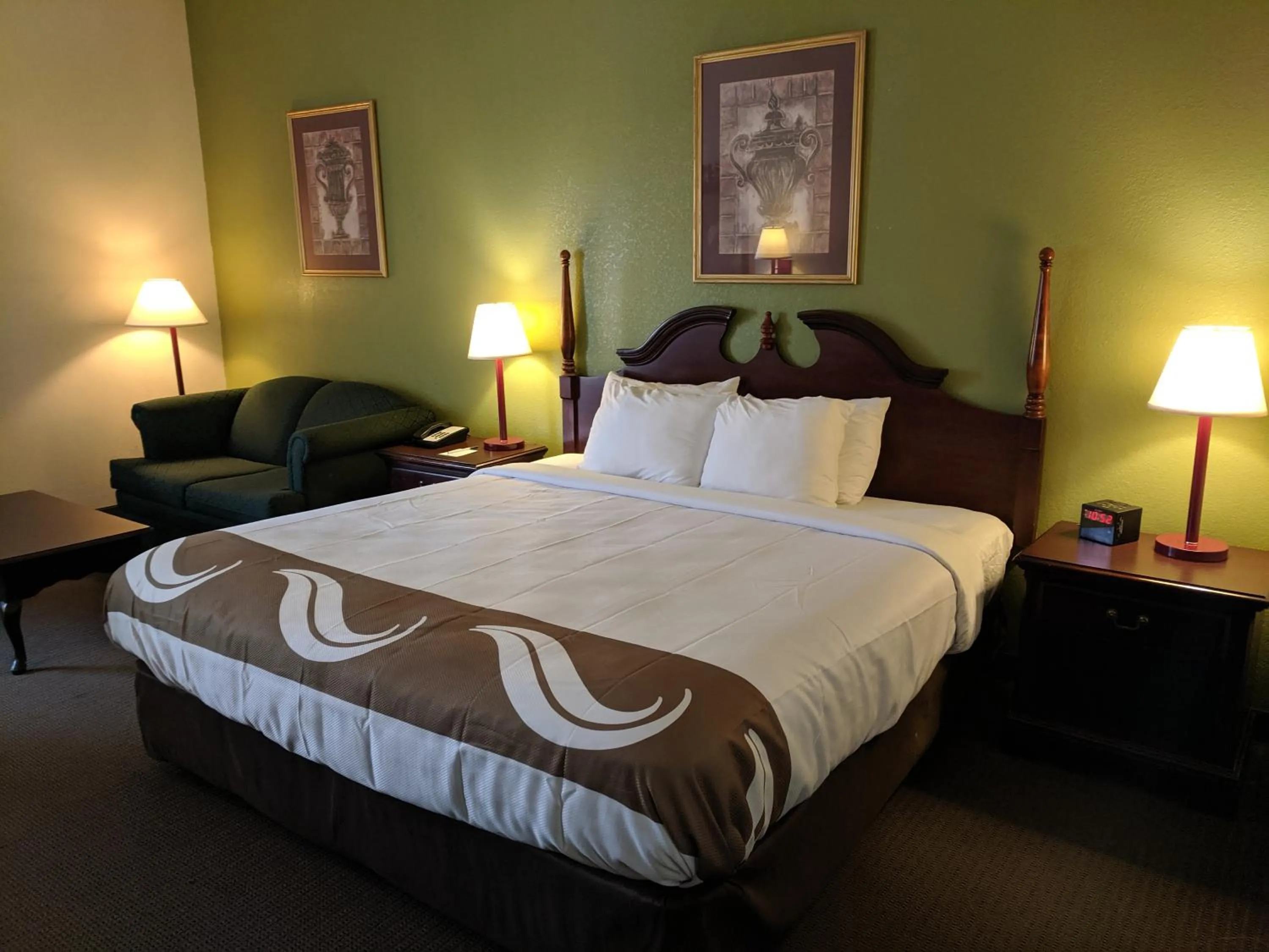 Bed in Quality Inn & Suites Thomasville I-85