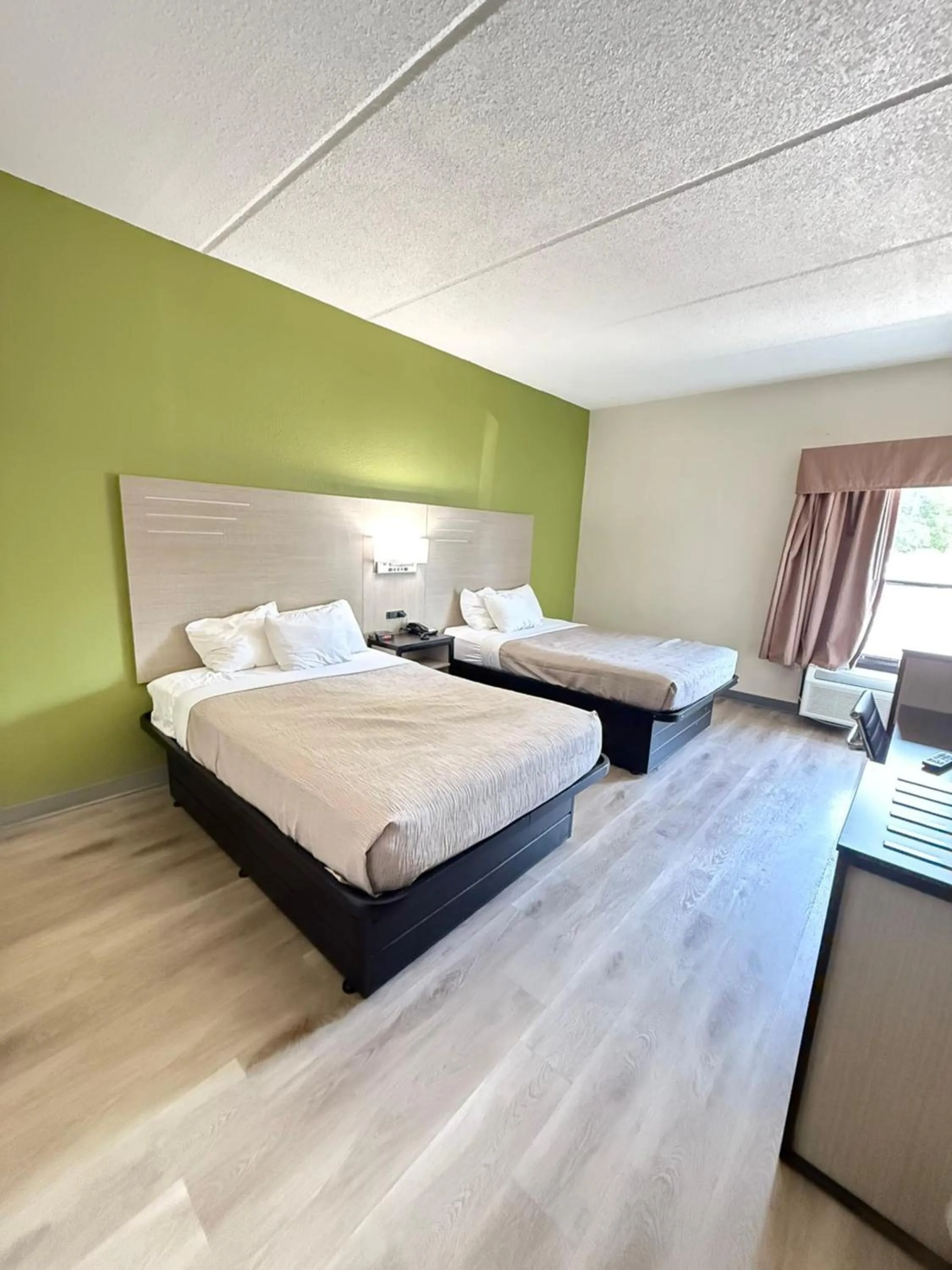 Photo of the whole room, Bed in Quality Inn & Suites Thomasville I-85