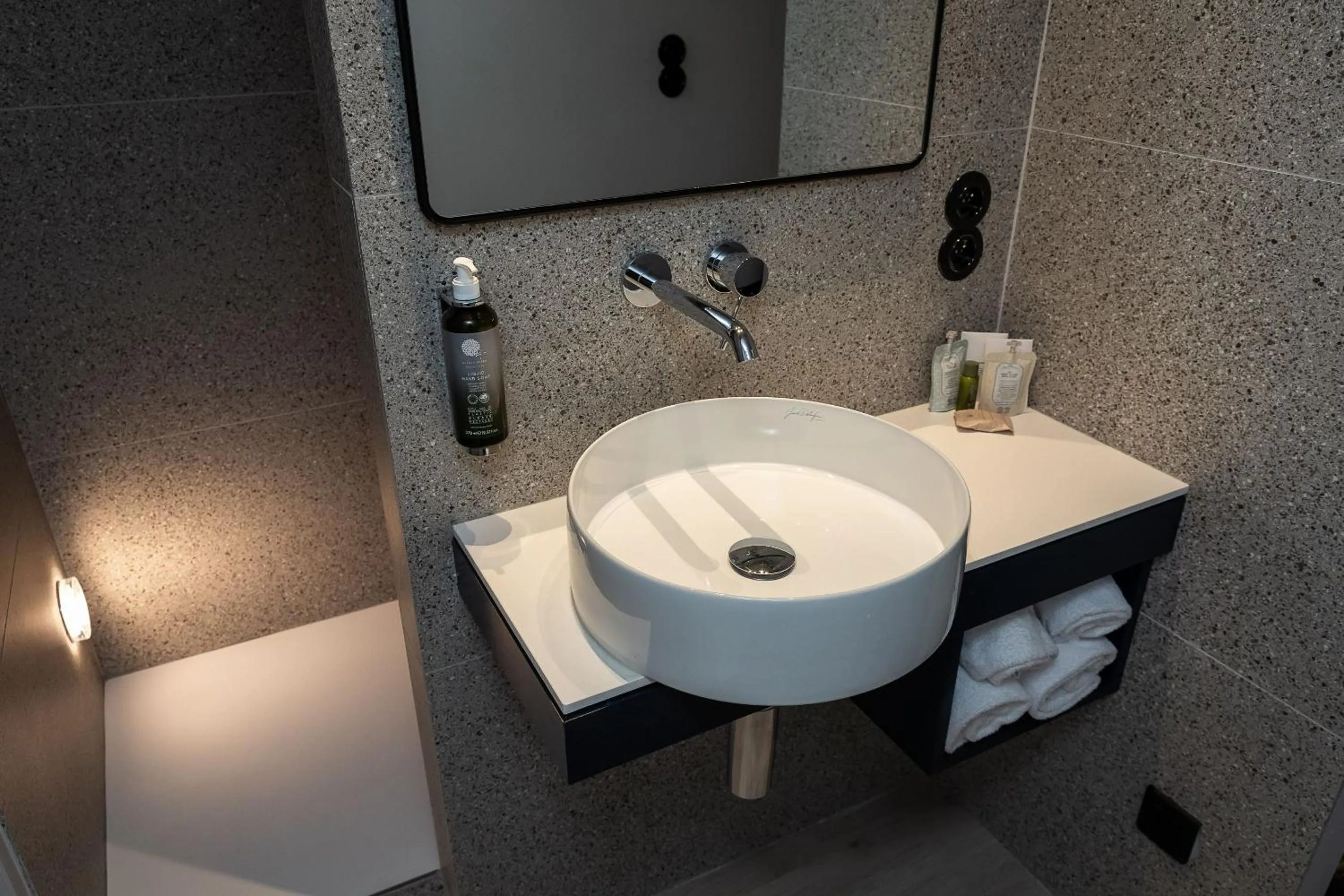 Shower in Le Saint-Nicolas