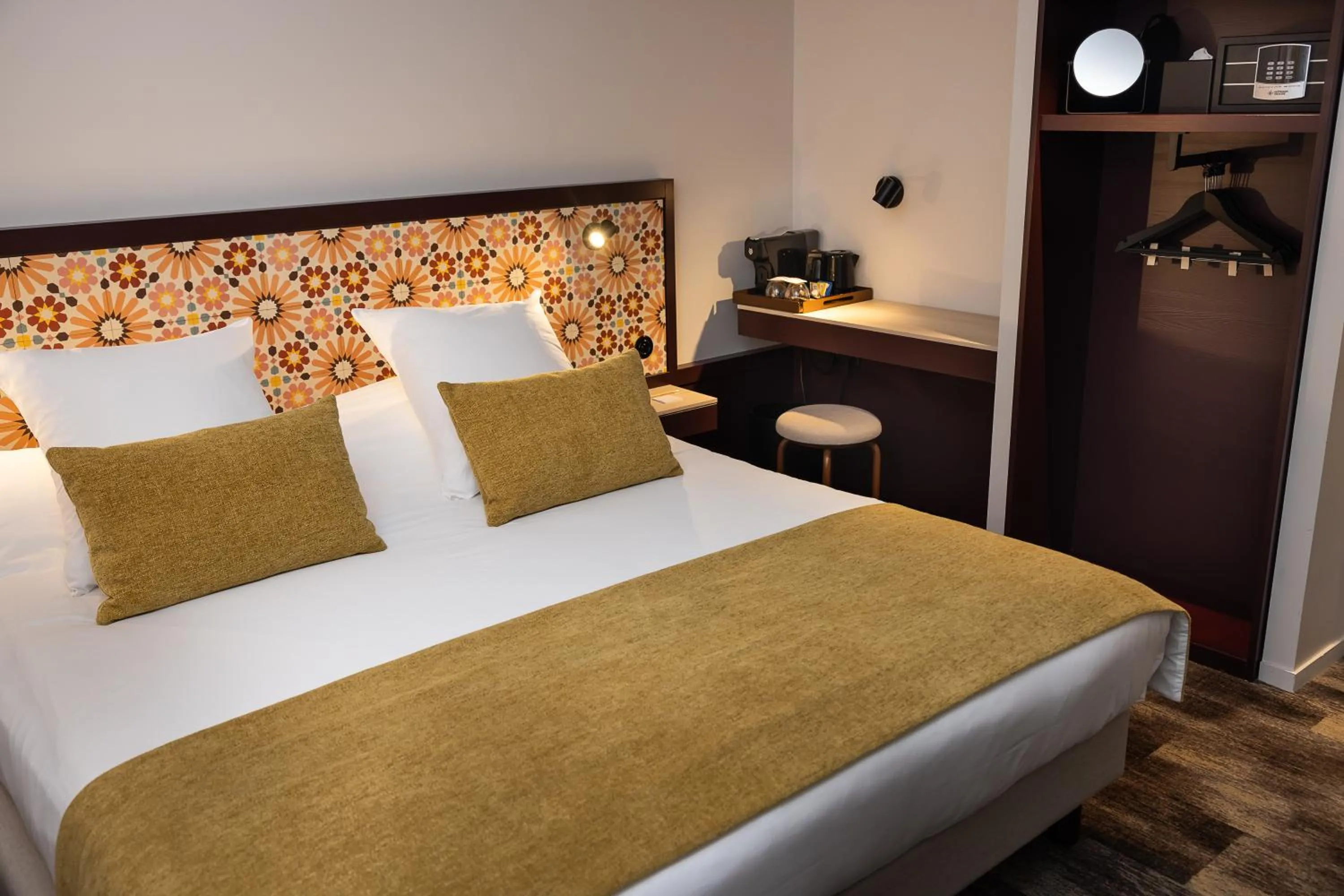 Property building, Bed in Le Saint-Nicolas