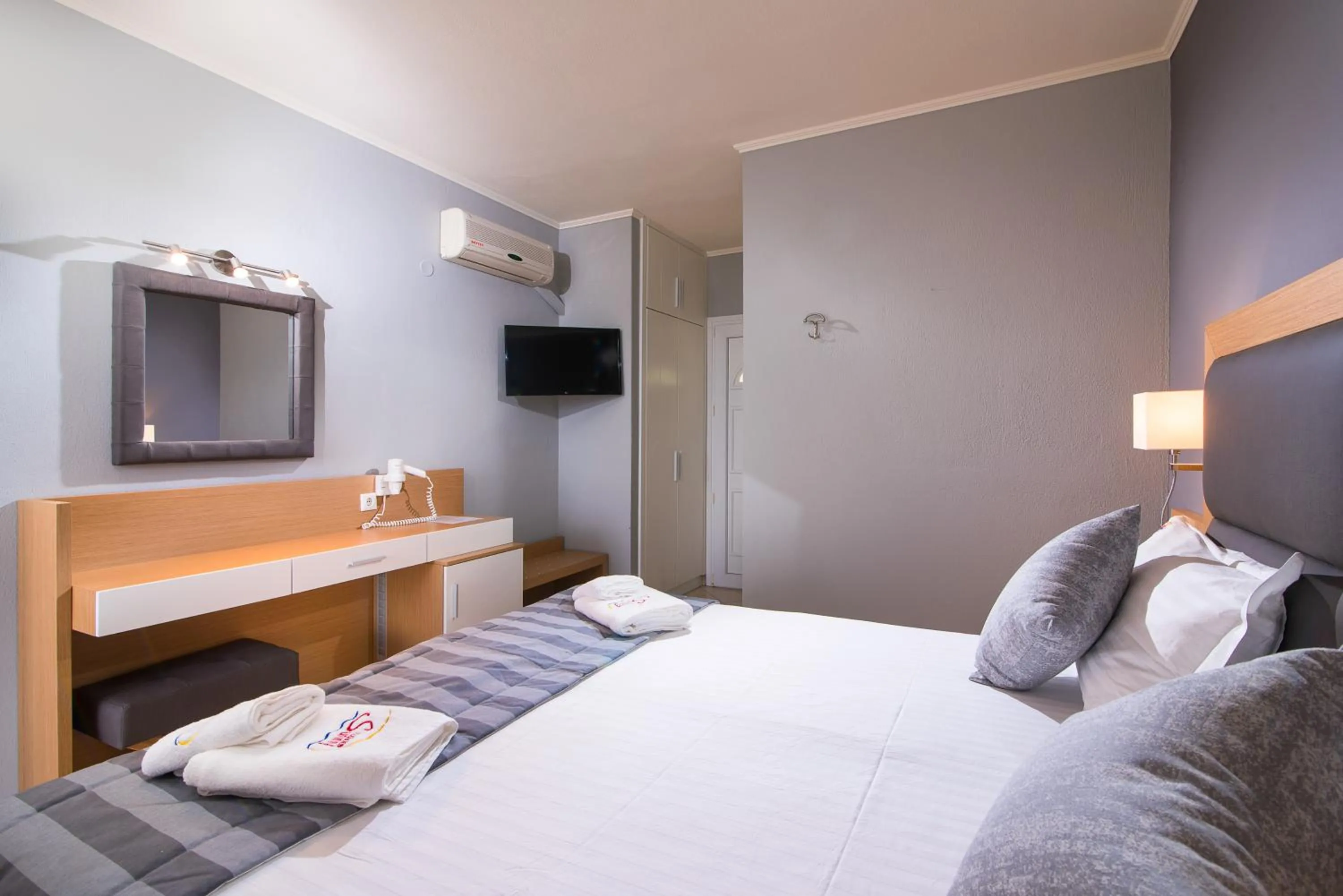 Communal lounge/ TV room, Bed in Sunny Hotel Thassos