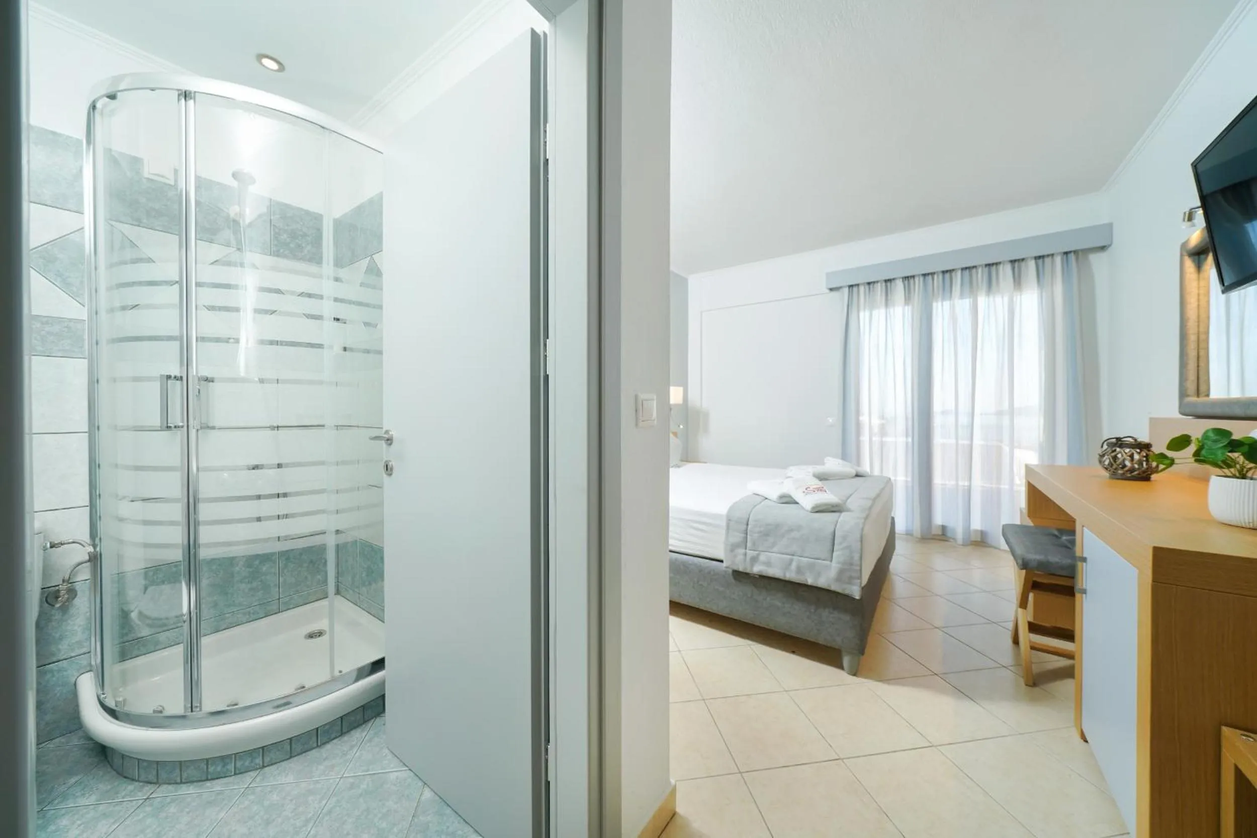 Bathroom, Bed in Sunny Hotel Thassos
