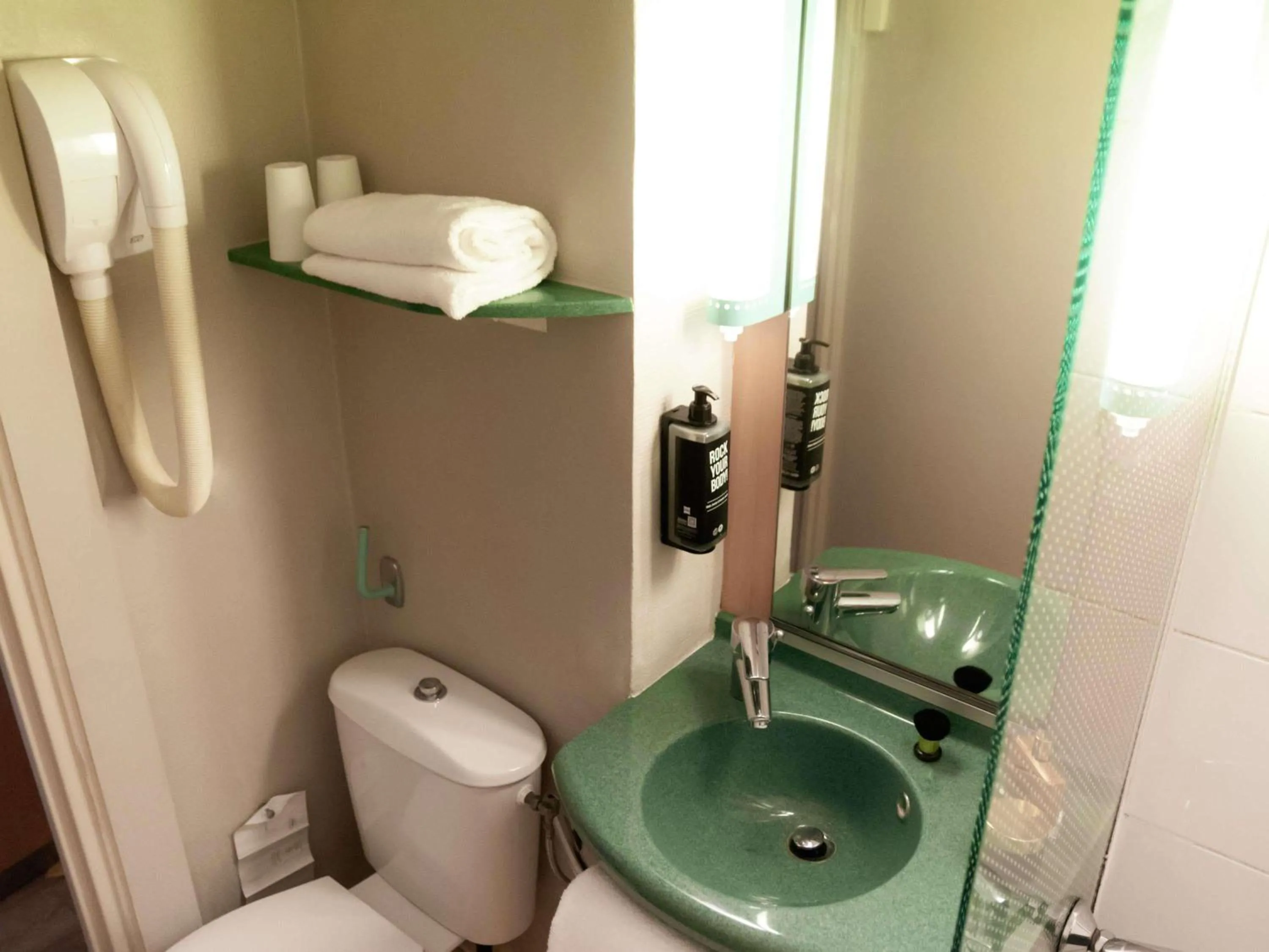 Bedroom in Hotel ibis Narbonne