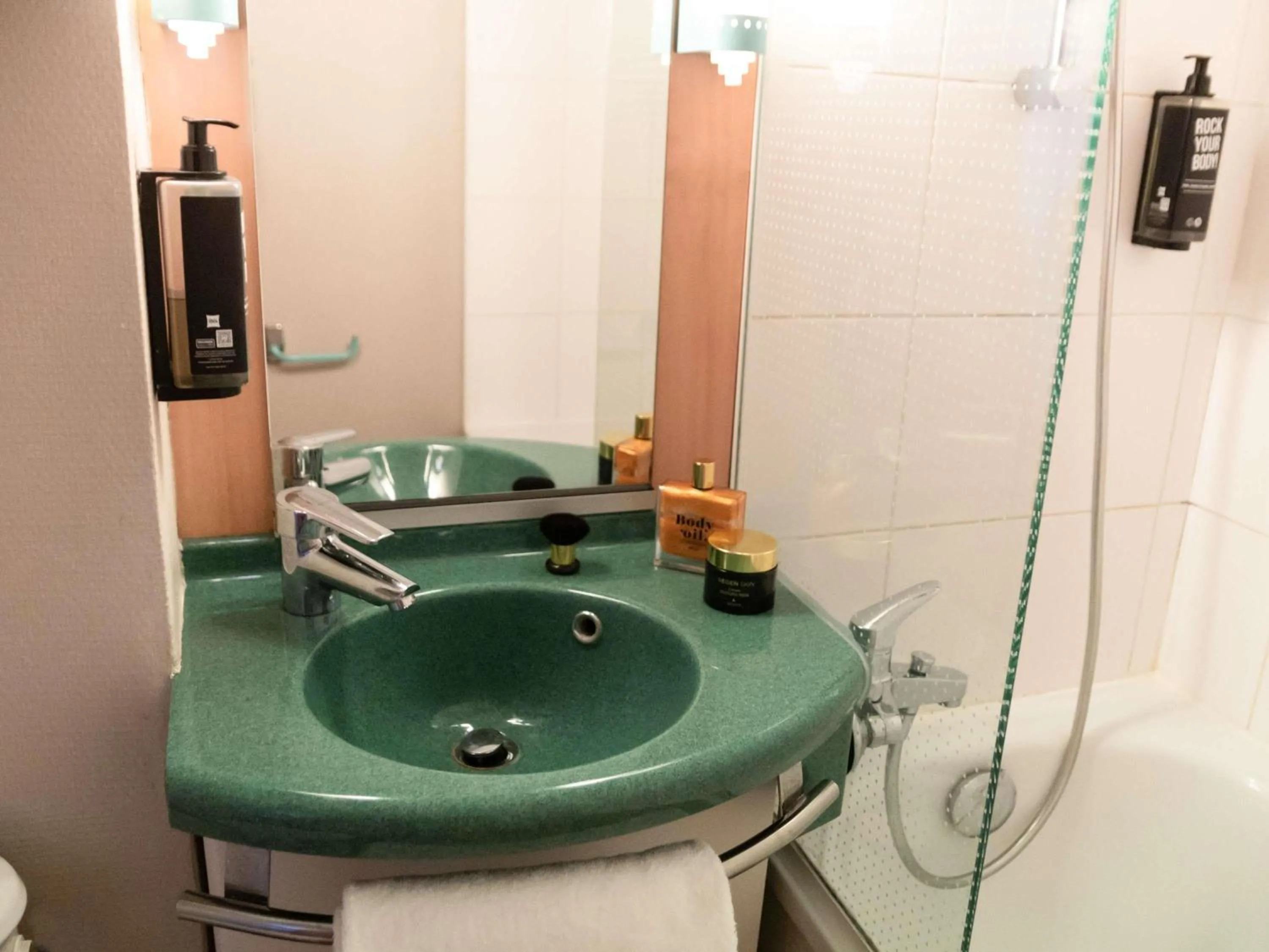 Bedroom in Hotel ibis Narbonne