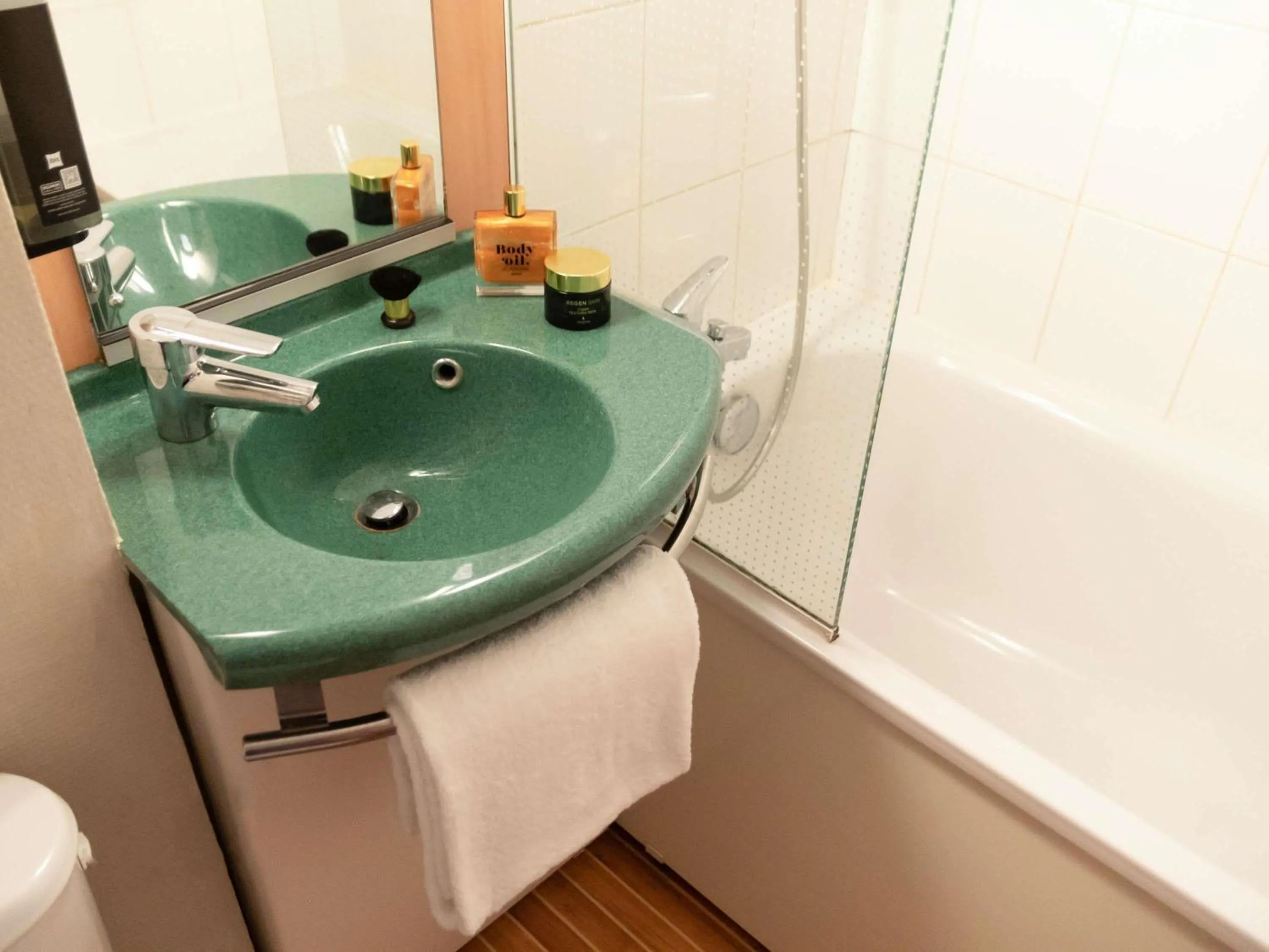 Bedroom in Hotel ibis Narbonne