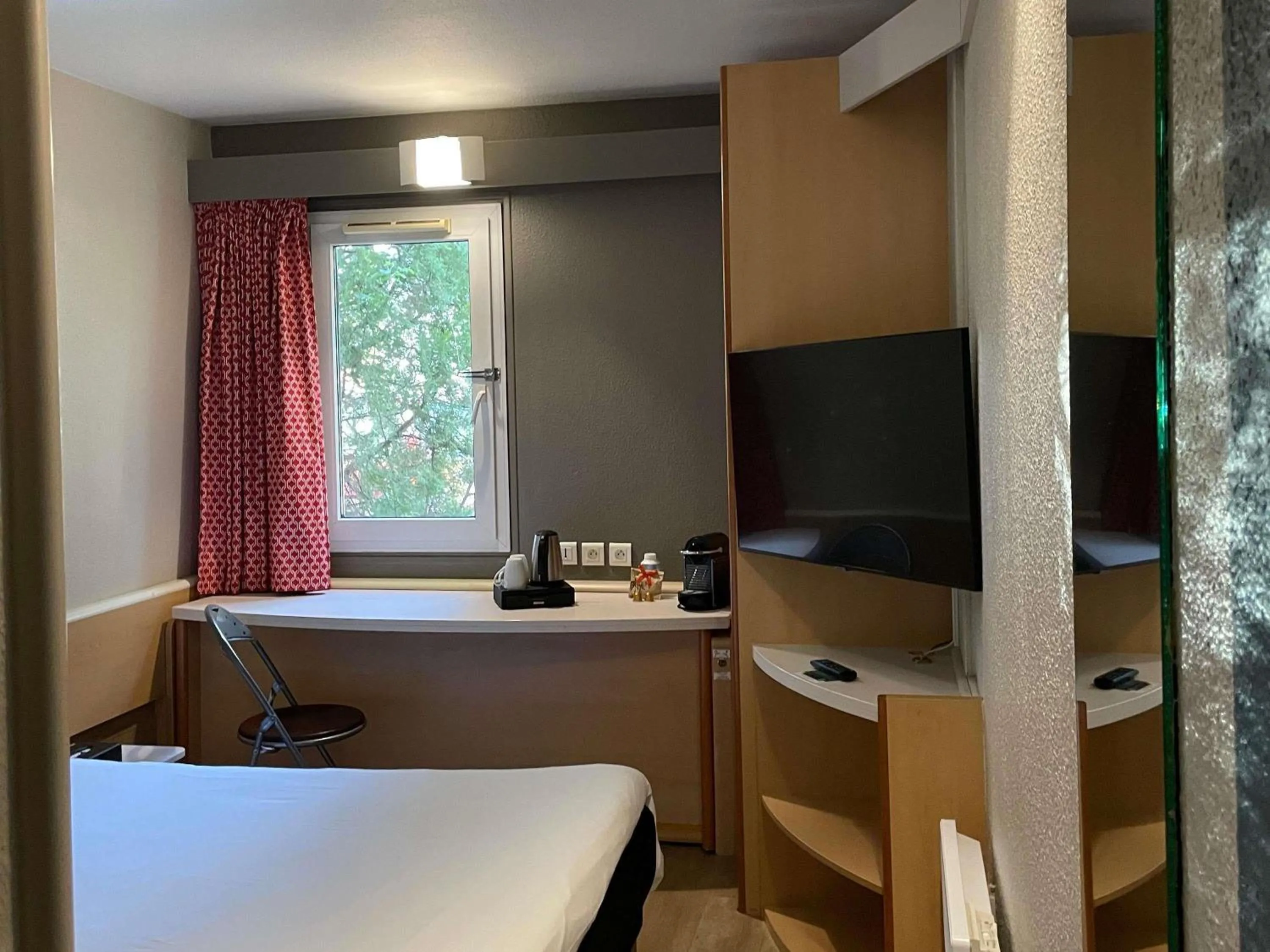 Bedroom in Hotel ibis Narbonne