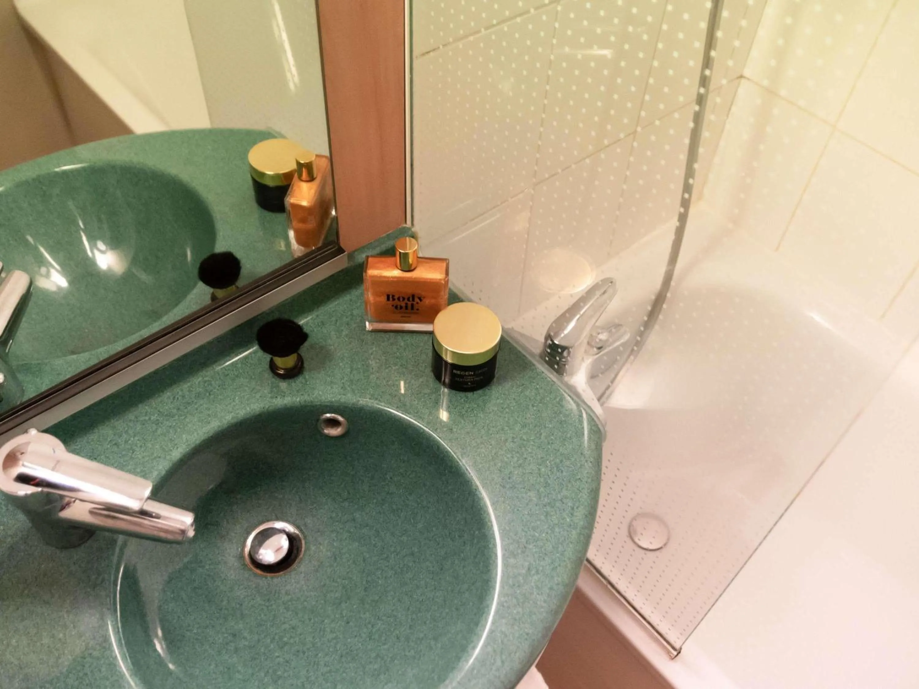 Bedroom in Hotel ibis Narbonne