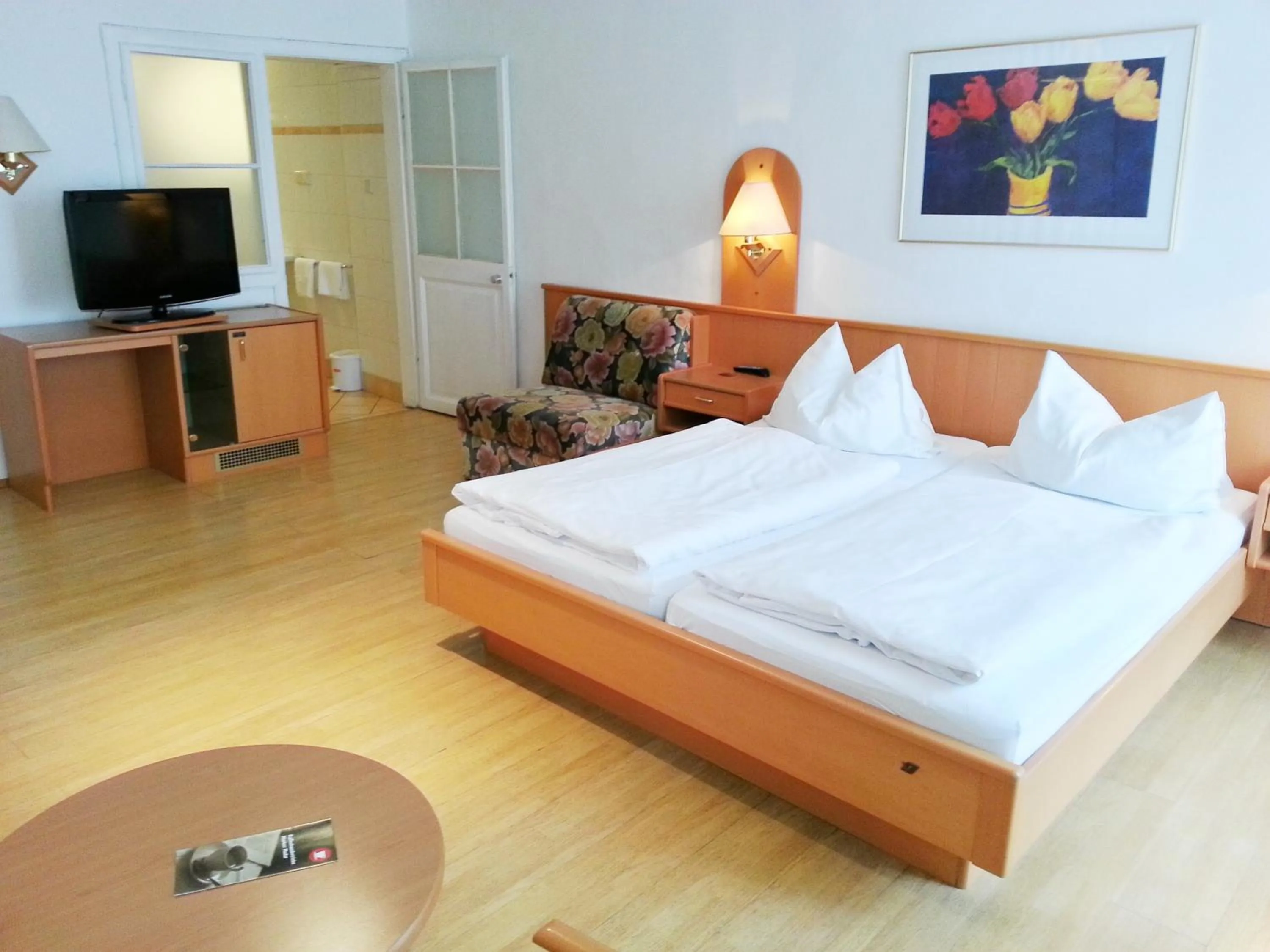 Photo of the whole room, Bed in Madar Café Restaurant zum Fürsten