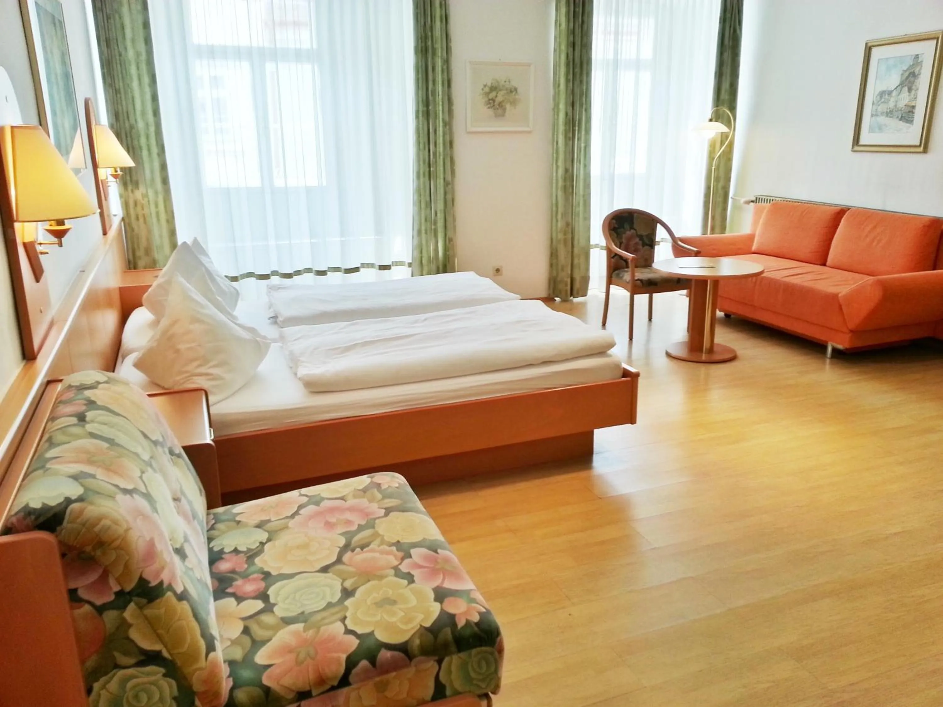 Photo of the whole room, Bed in Madar Café Restaurant zum Fürsten