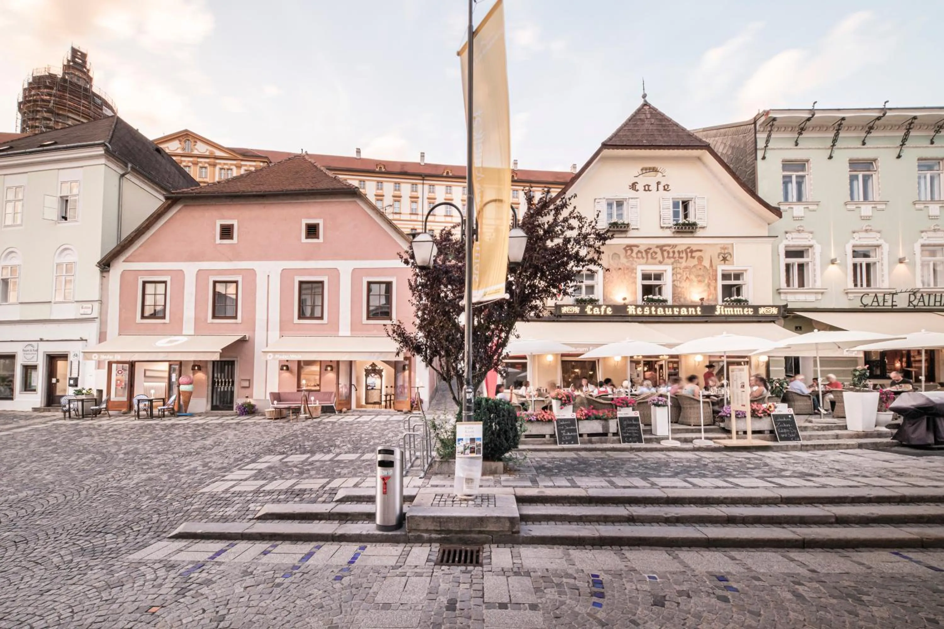 Evening entertainment in Madar Café Restaurant zum Fürsten