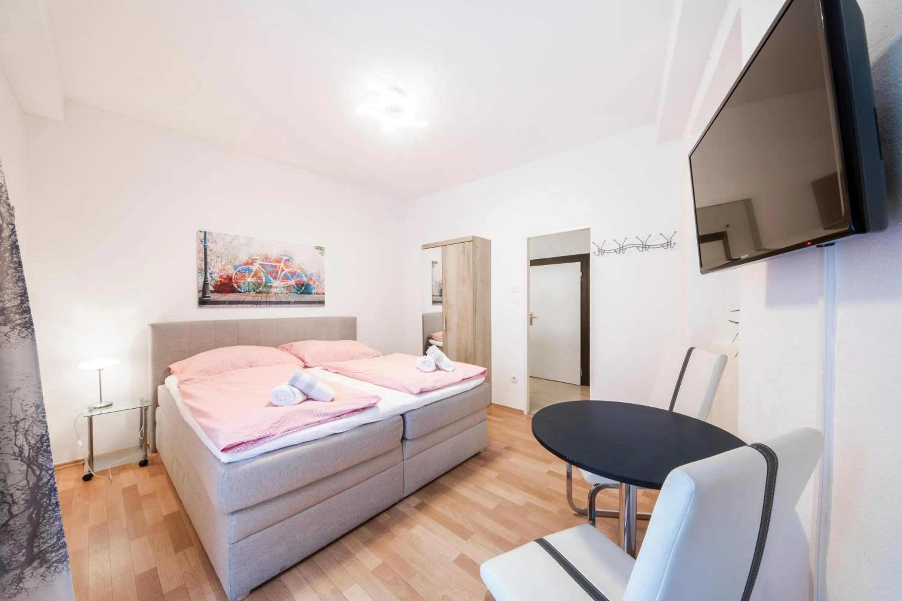 Photo of the whole room, Bed in Madar Café Restaurant zum Fürsten