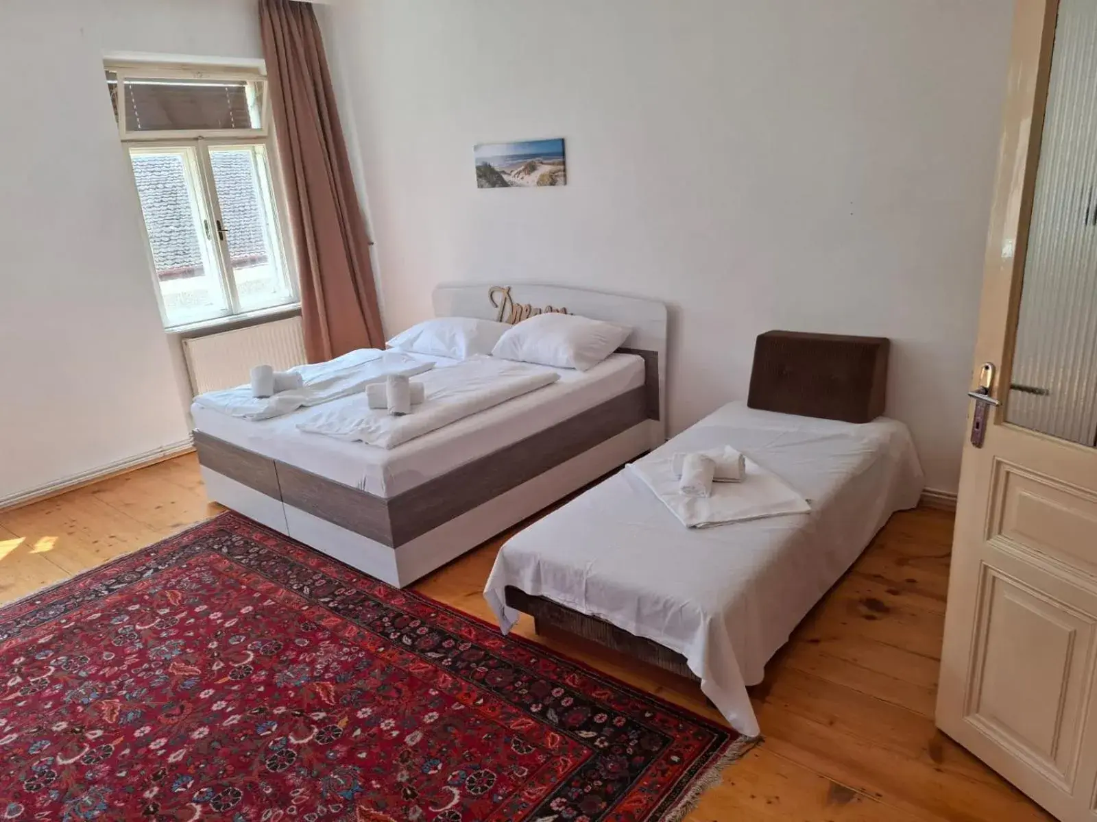 Quadruple Room with Bathroom - single occupancy in Madar Café Restaurant zum Fürsten Quadruple Room with Bathroom - single occupancy in Madar Café Restaurant zum Fürsten