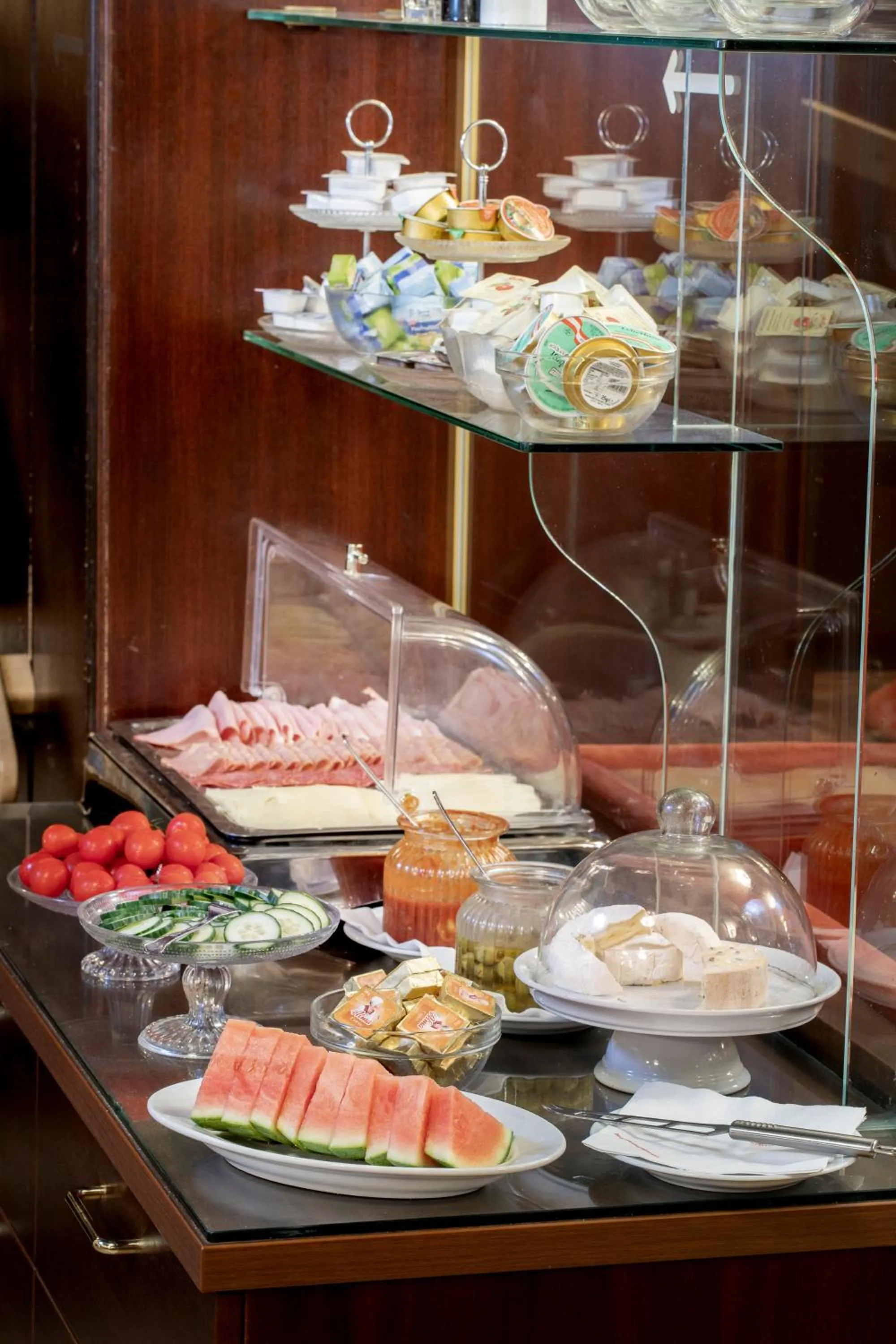 Buffet breakfast in Madar Café Restaurant zum Fürsten