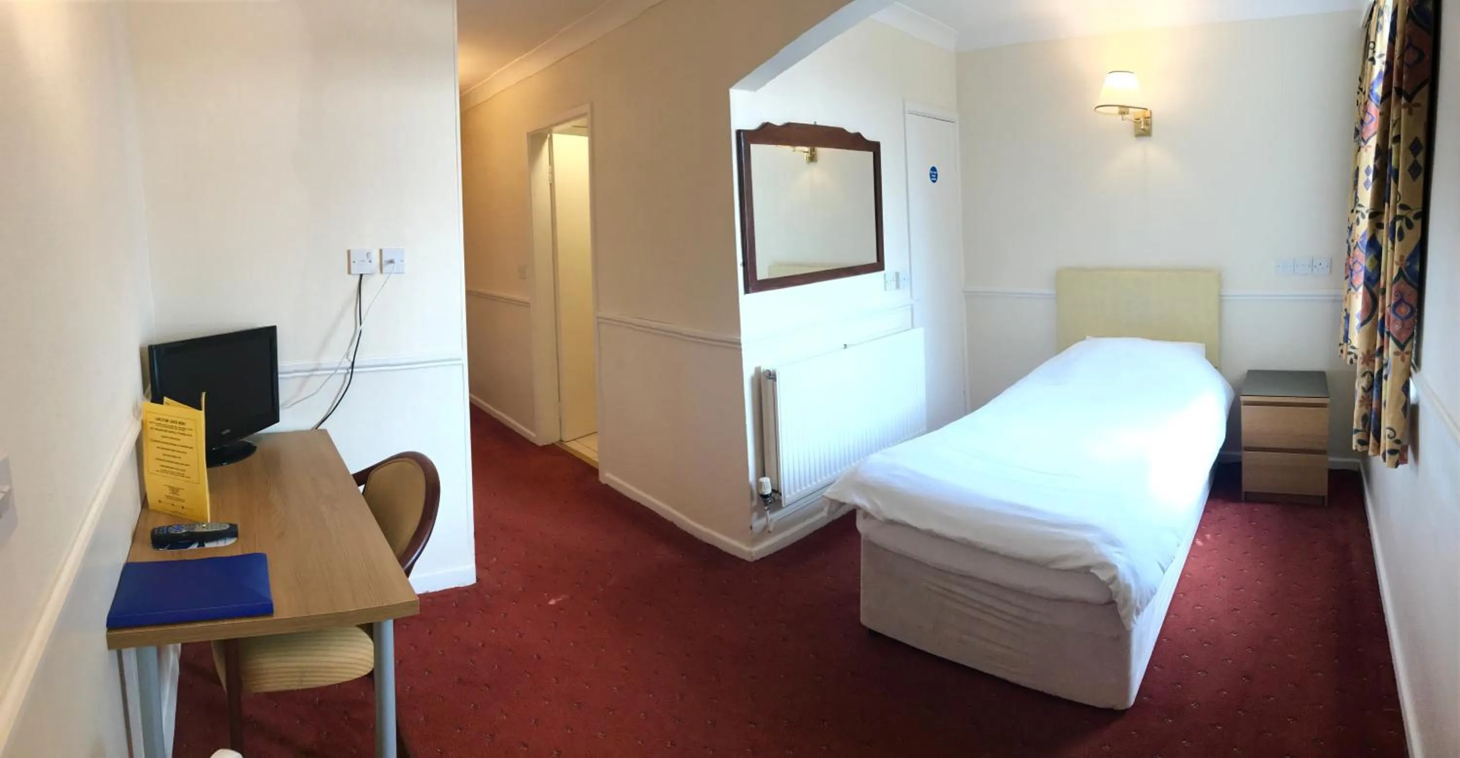 Photo of the whole room, Bed in The Highfield Hotel