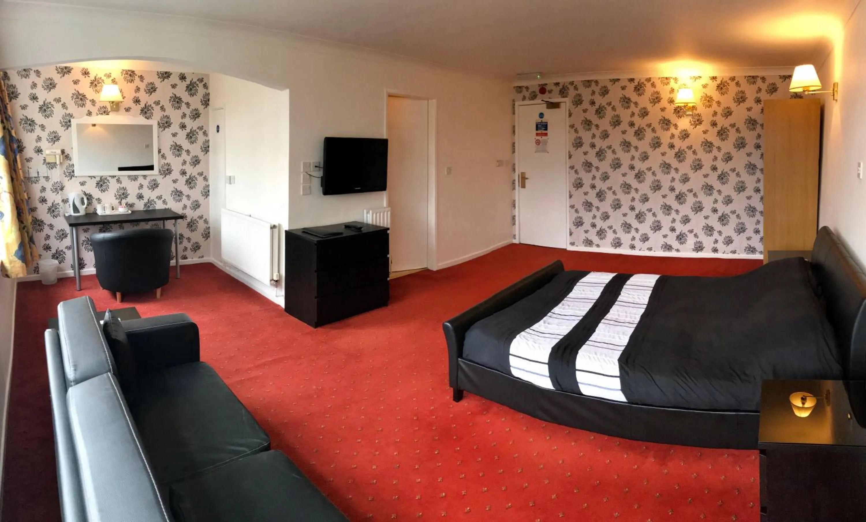 Photo of the whole room, Bed in The Highfield Hotel