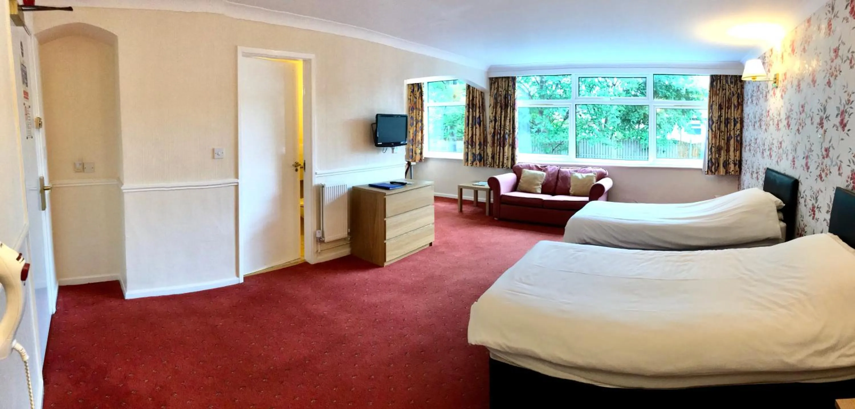 Photo of the whole room, Bed in The Highfield Hotel