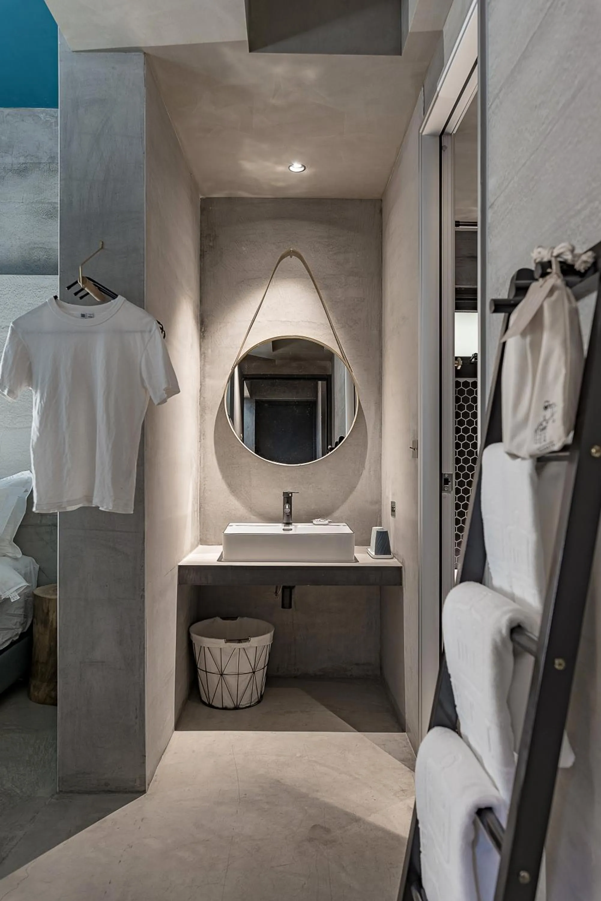 Bathroom, Bed in Loft Inn