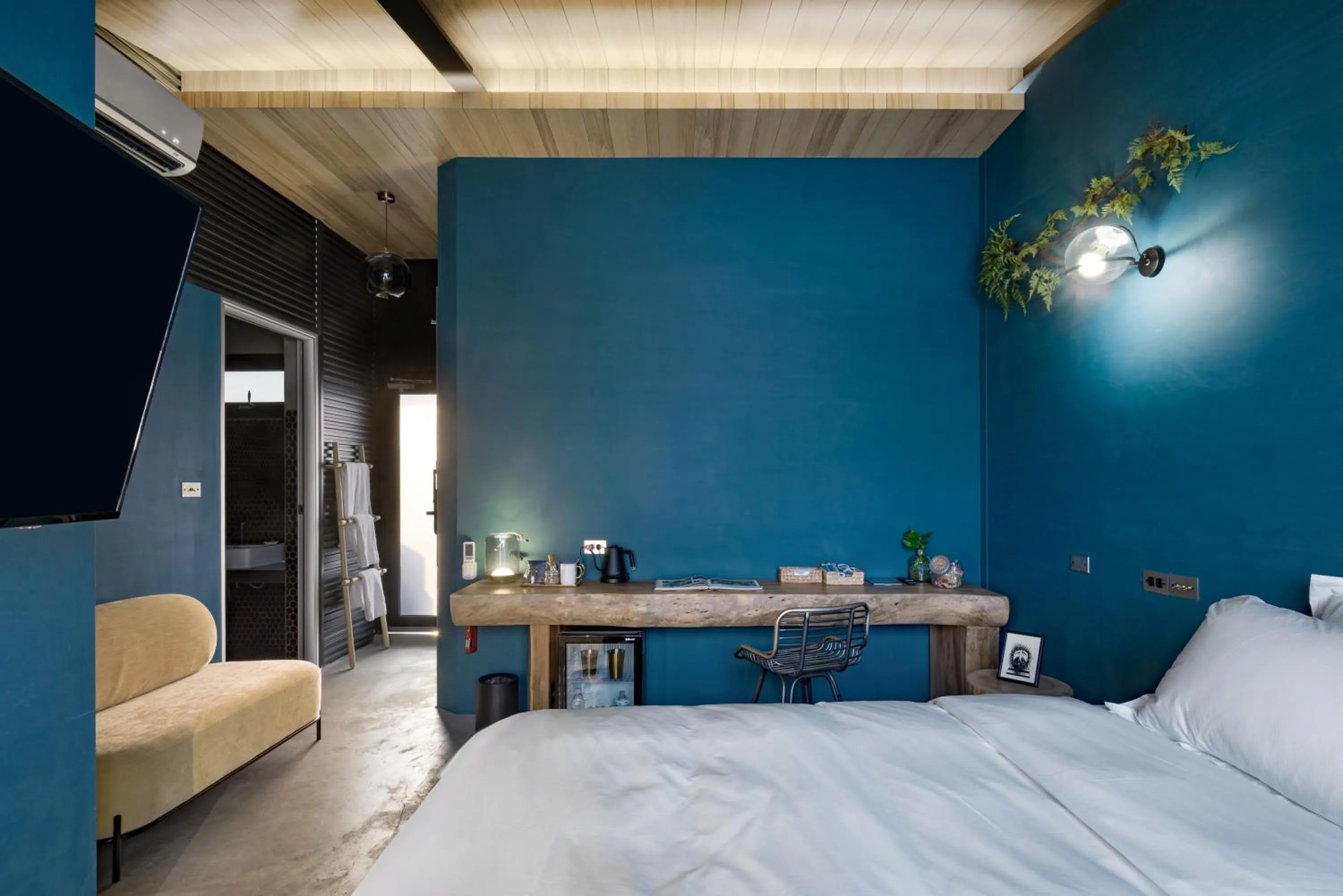 Photo of the whole room, Bed in Loft Inn