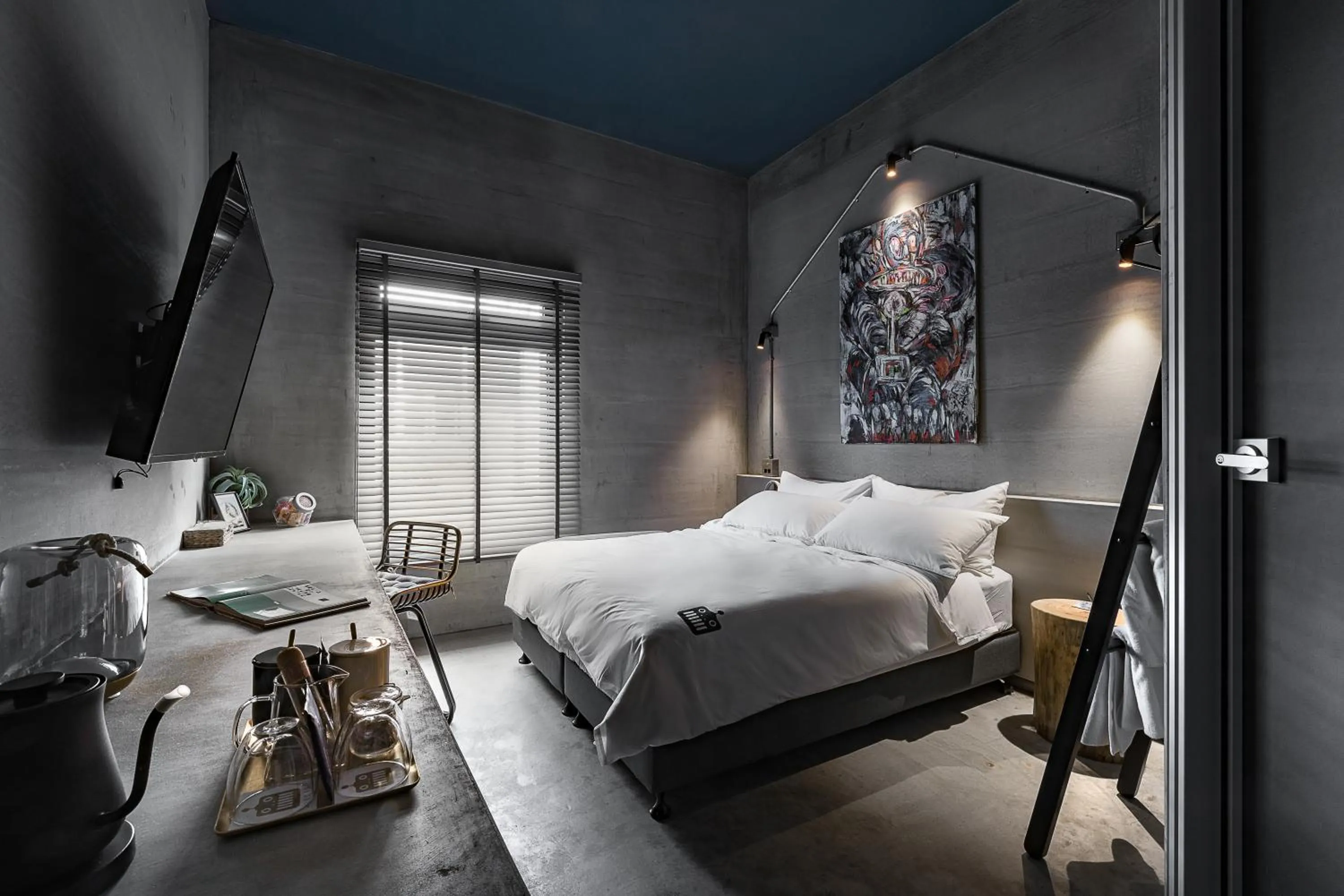 Photo of the whole room, Bed in Loft Inn