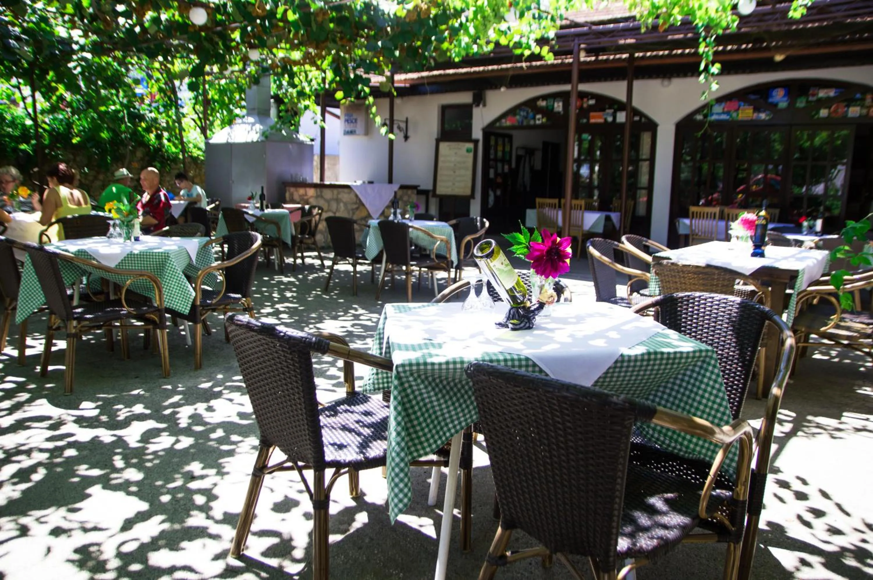 Restaurant/places to eat in B&B Lovac