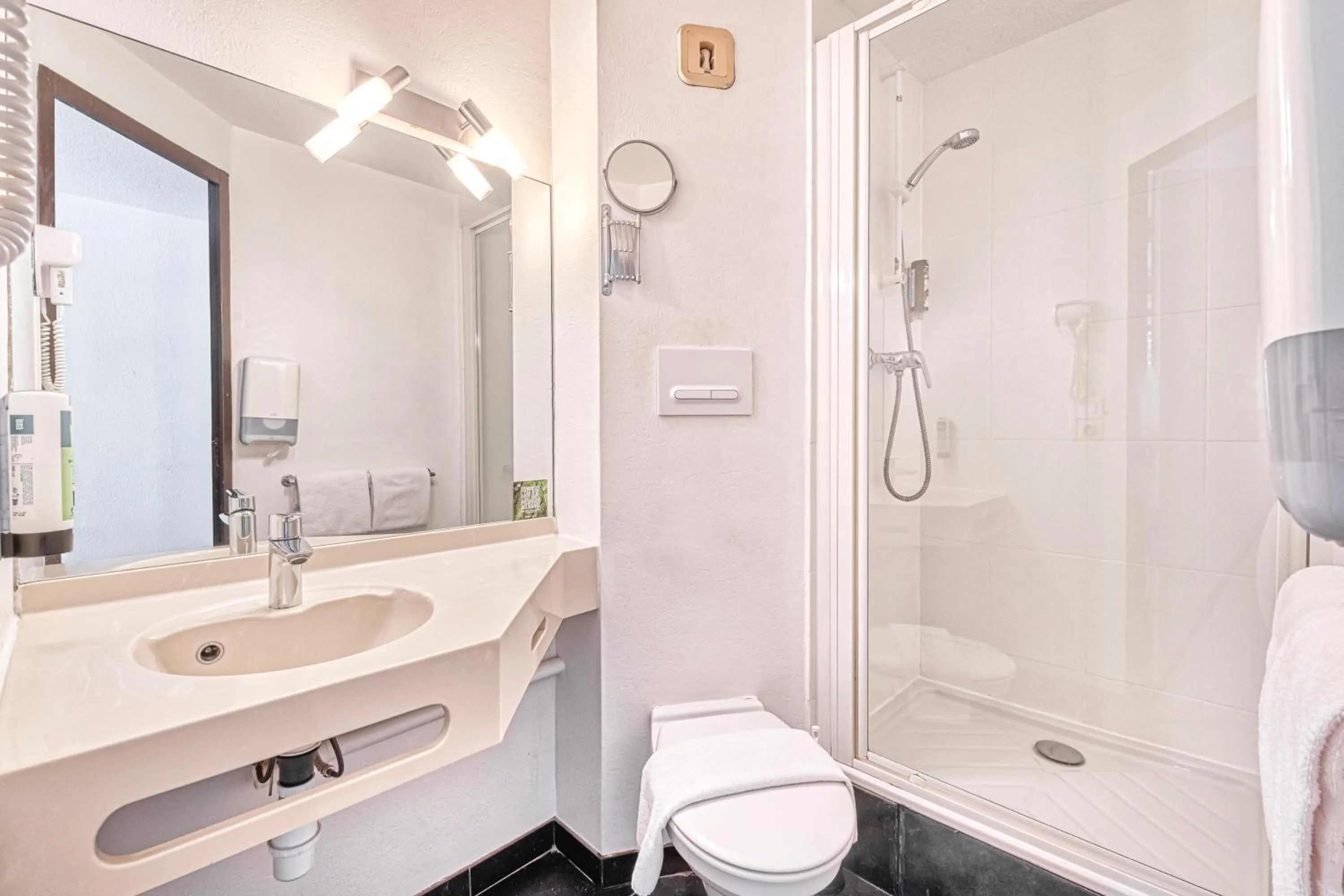 Shower in Atoll Hotel Logis Angers, Beaucouzé