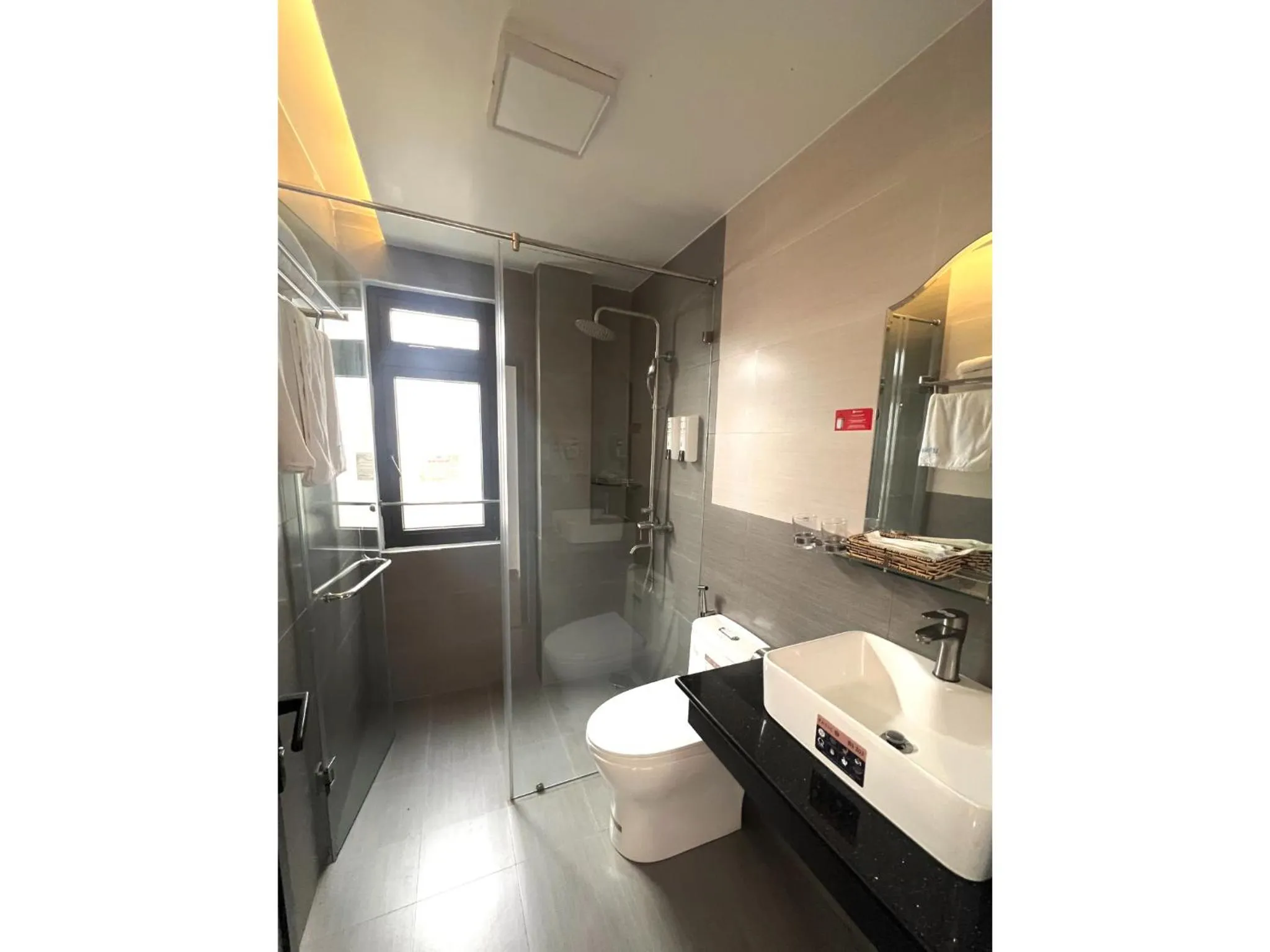 Shower in Le Tuan Minh Hotel