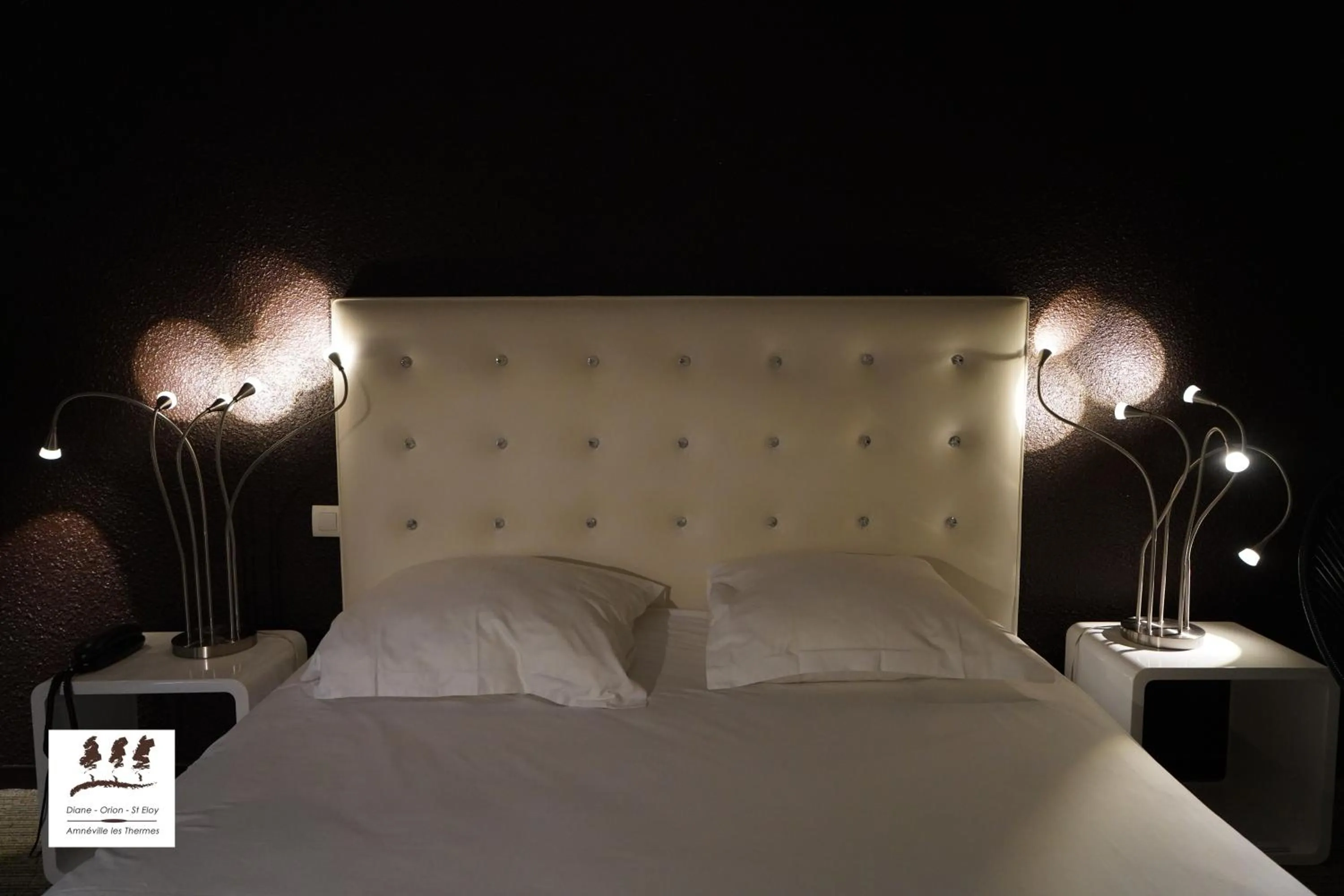 Bed in Enzo Hôtels Diane - Logis Amnéville