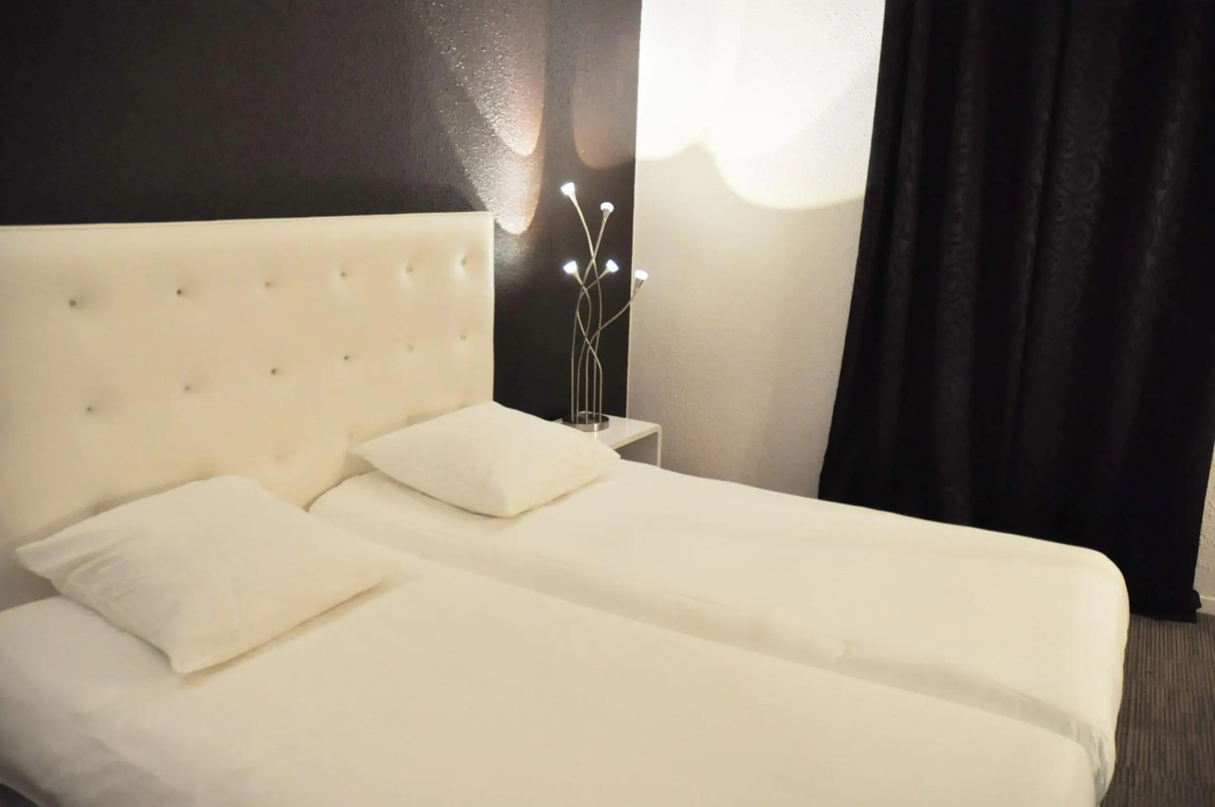 Bed in Enzo Hôtels Diane - Logis Amnéville