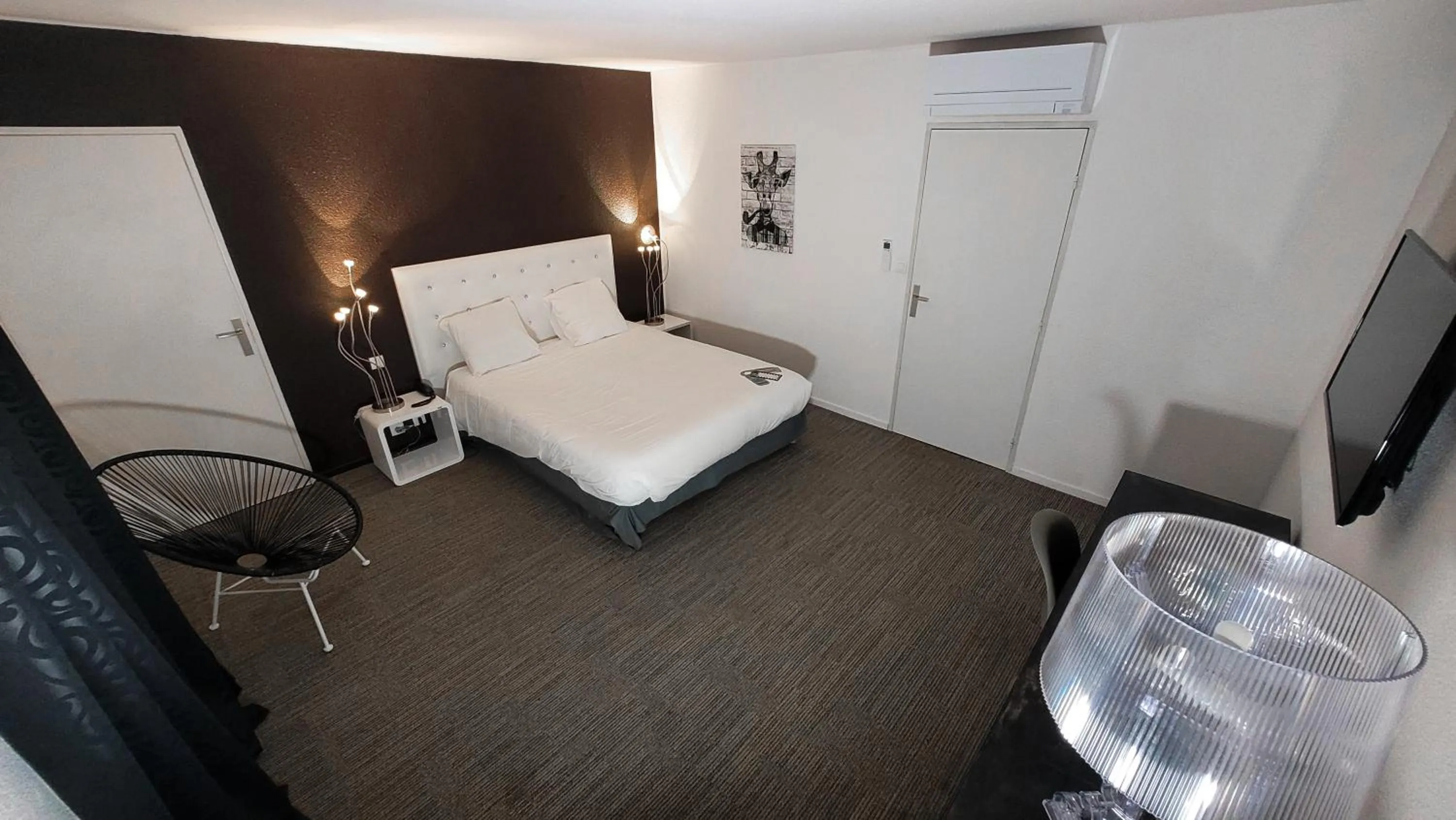 Bed in Enzo Hôtels Diane - Logis Amnéville