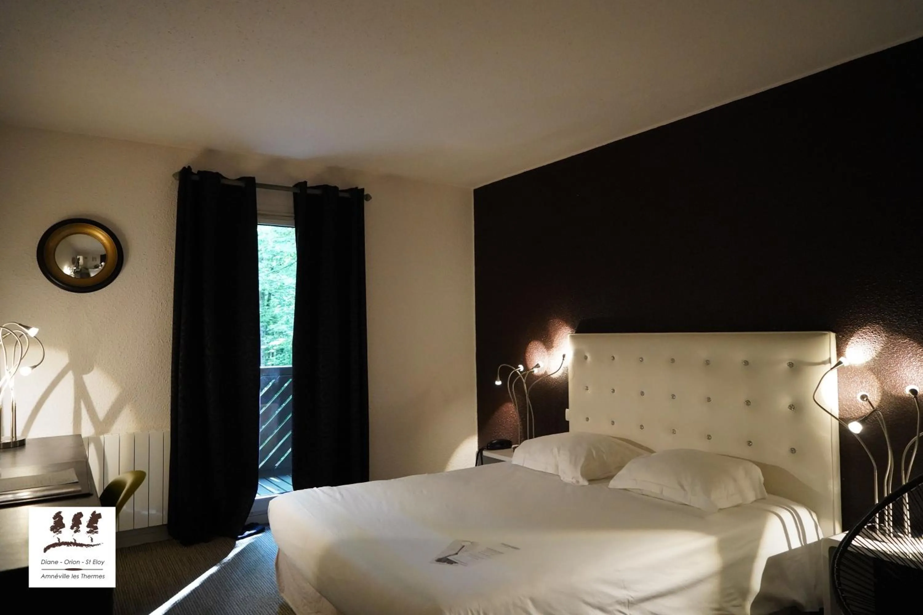 Bed in Enzo Hôtels Diane - Logis Amnéville