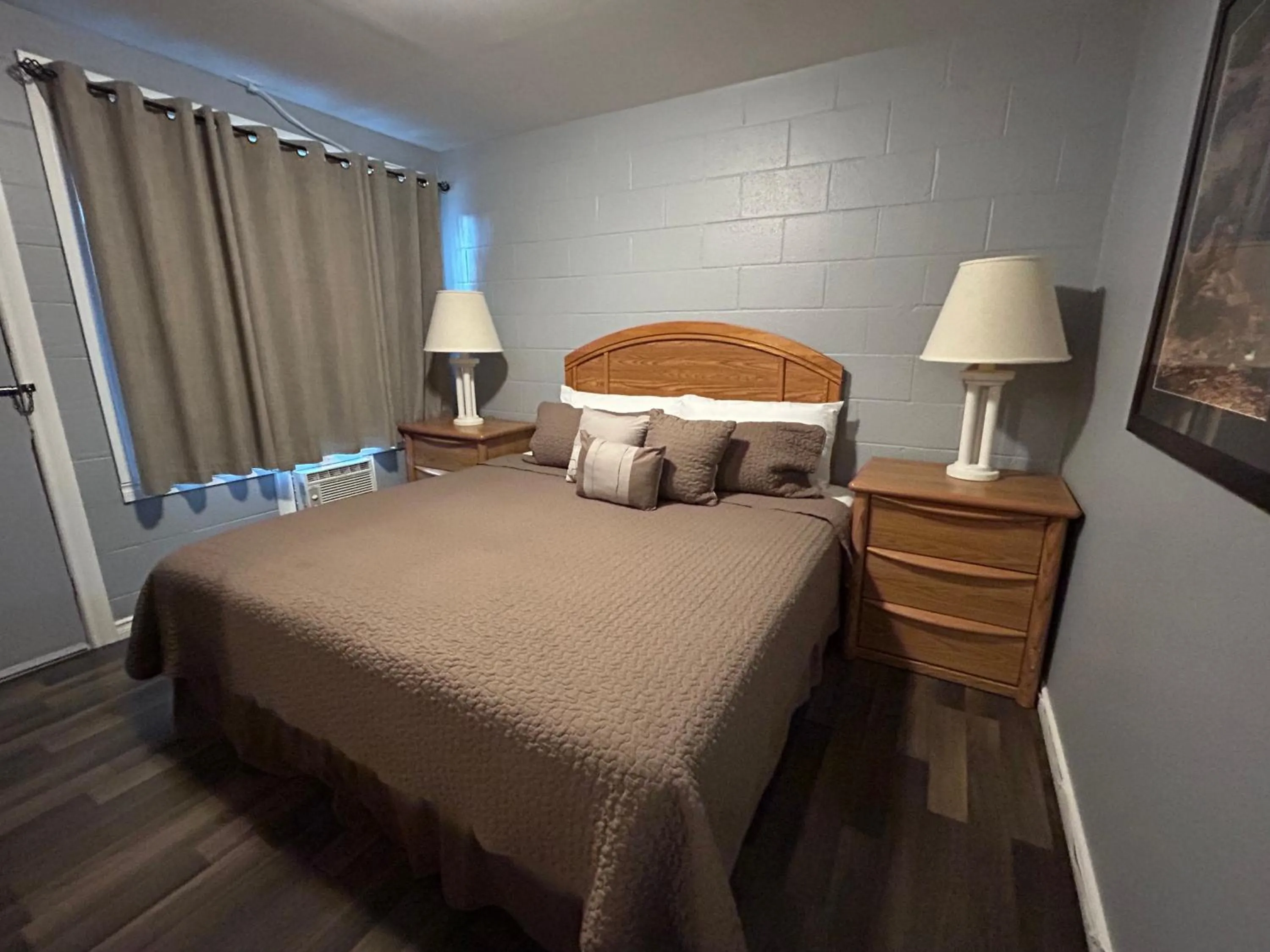 Bed in Arrow Lake Motel