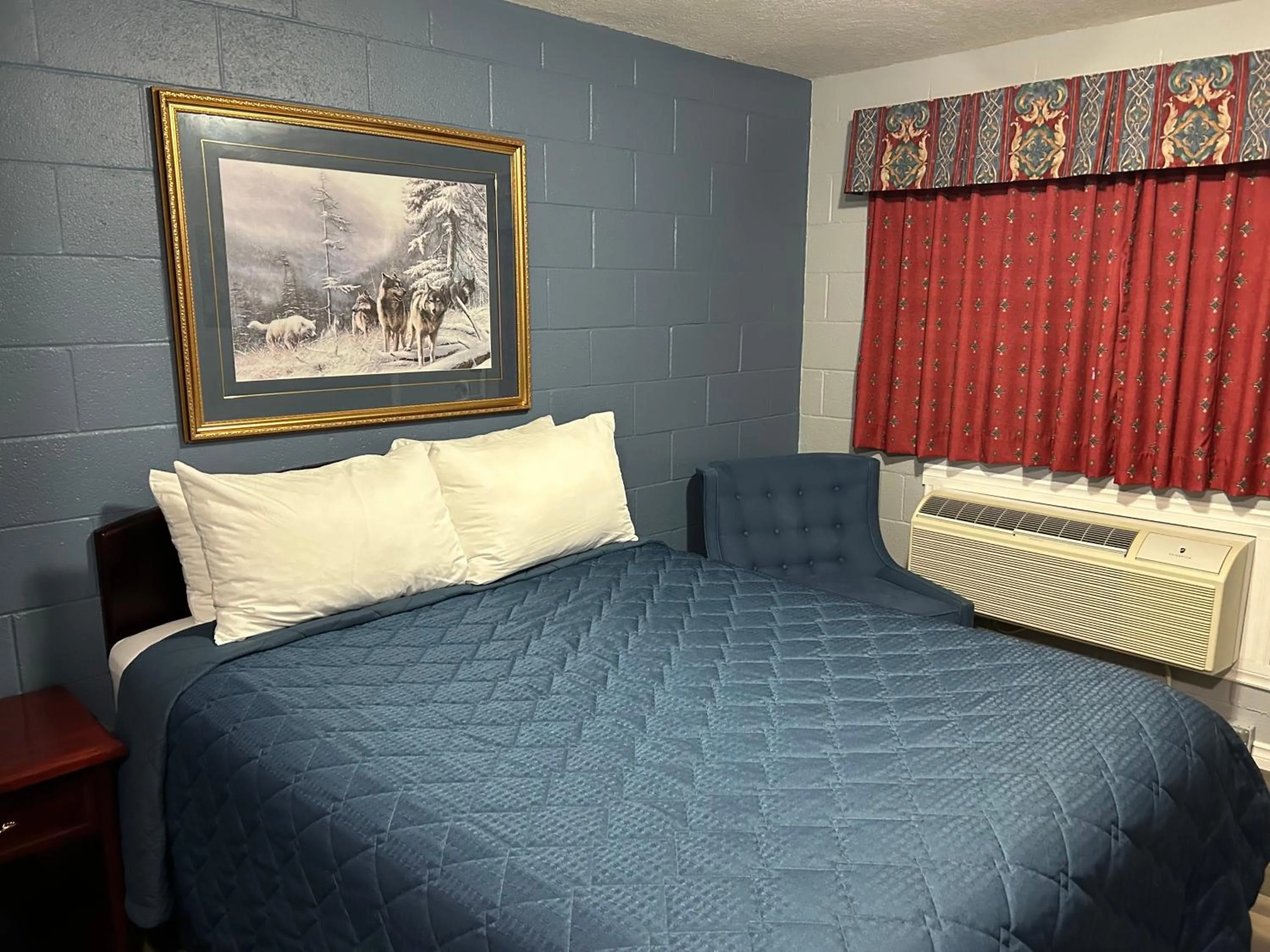 Bed in Arrow Lake Motel