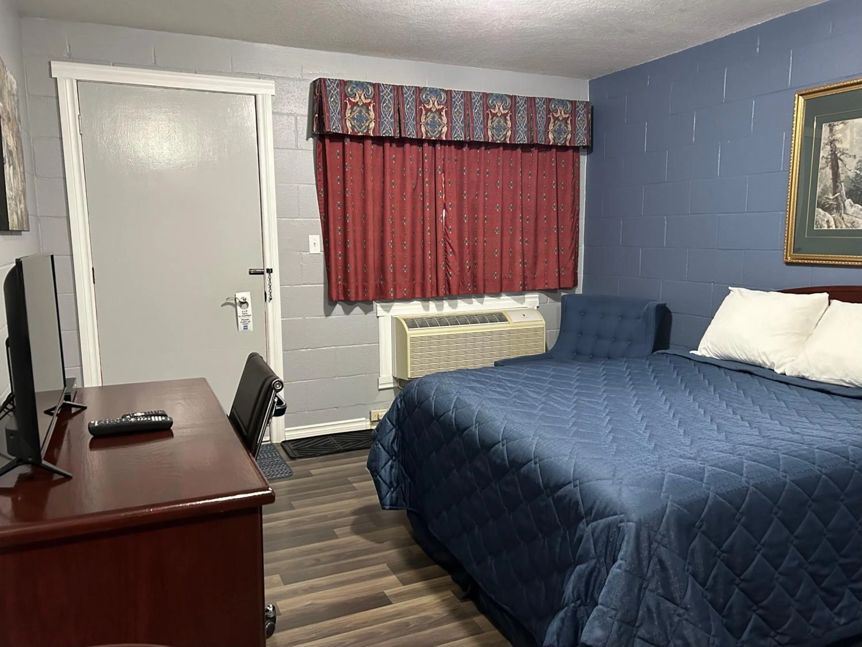 Bed in Arrow Lake Motel