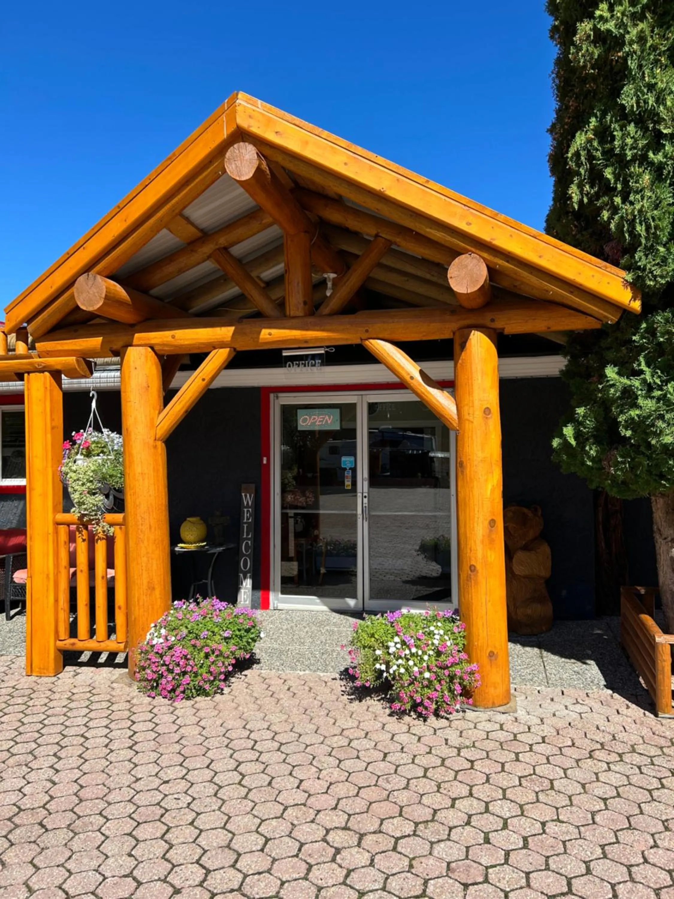 Facade/entrance in Arrow Lake Motel