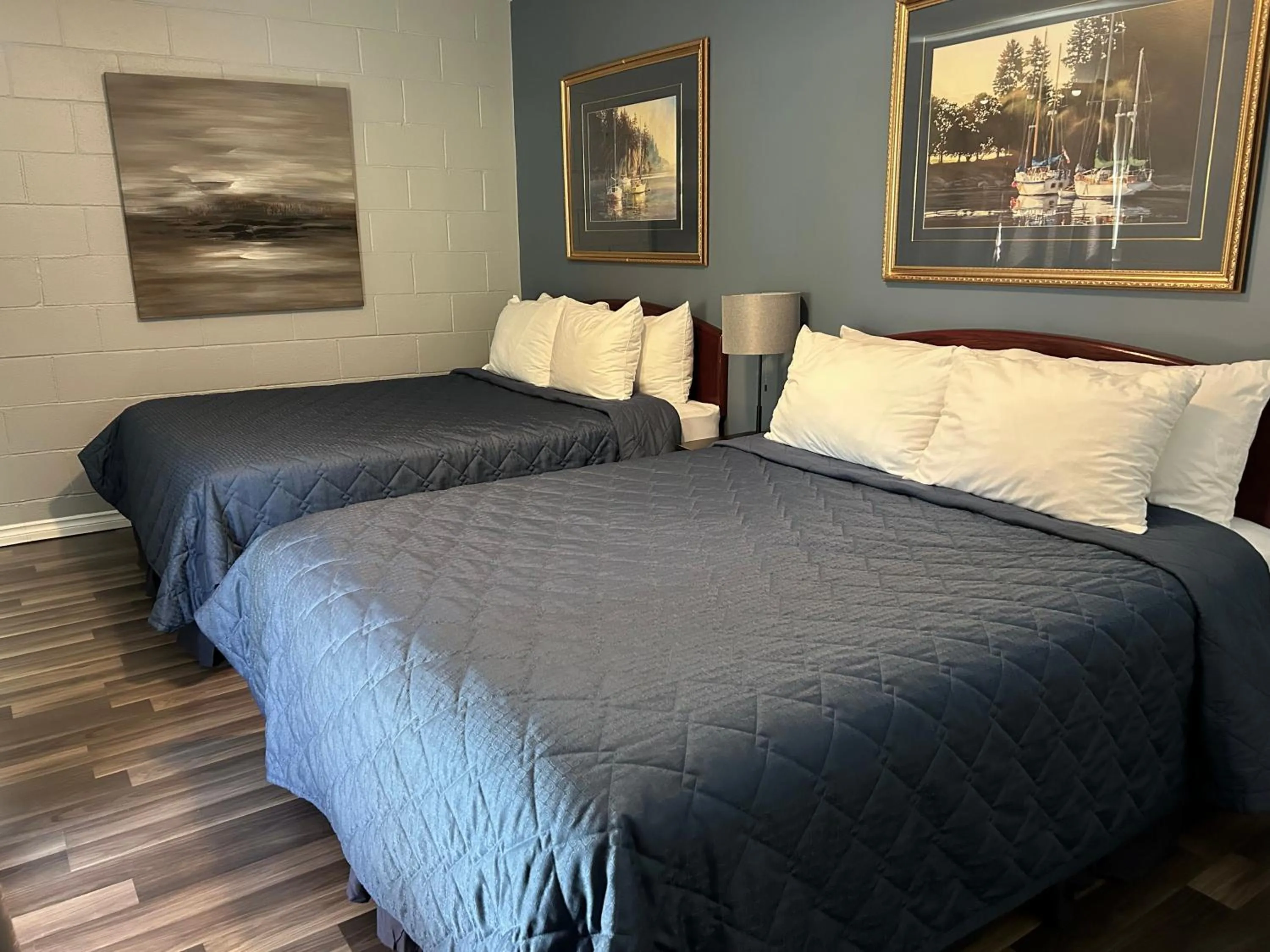 Bed in Arrow Lake Motel