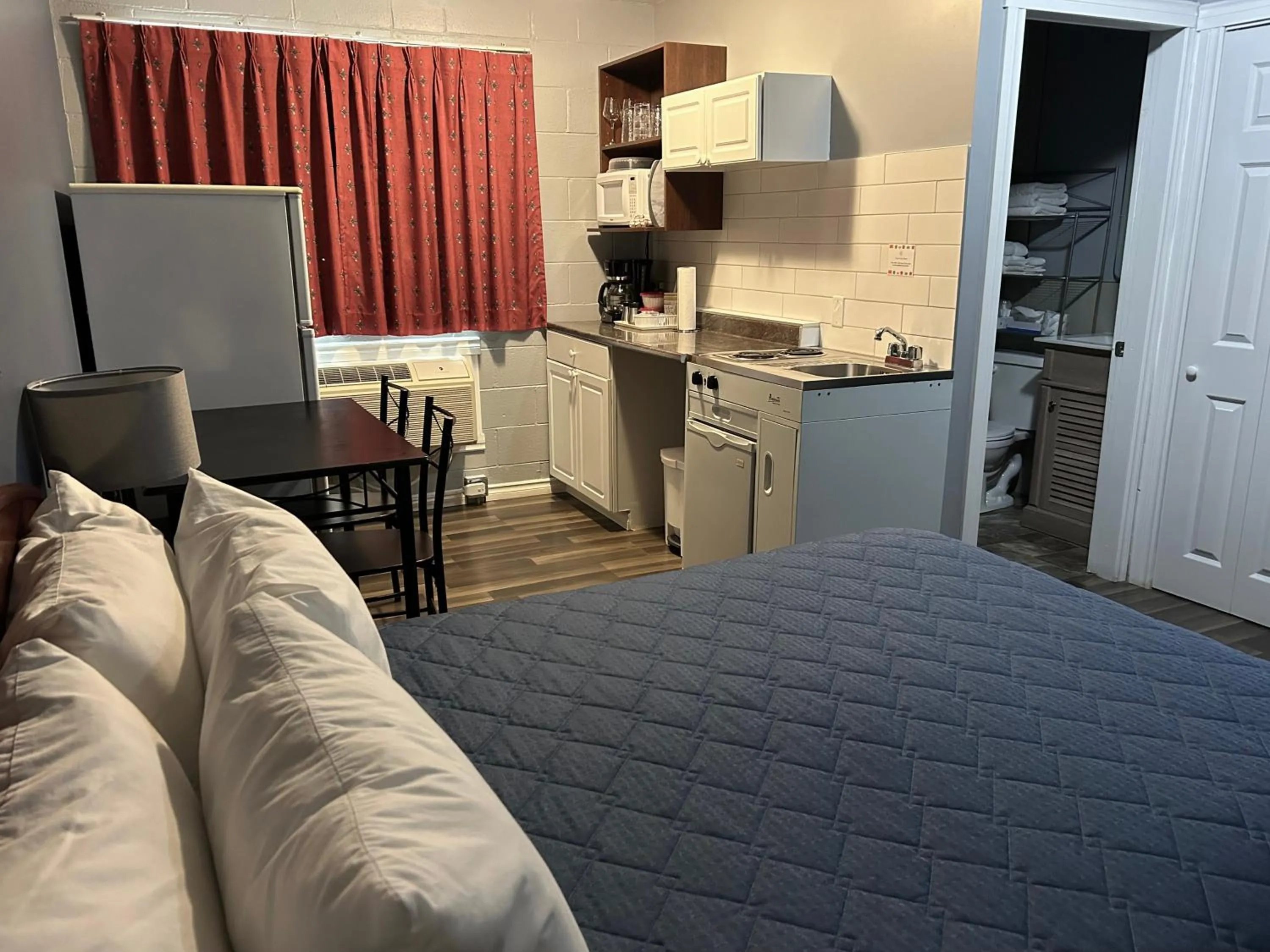 Bed in Arrow Lake Motel