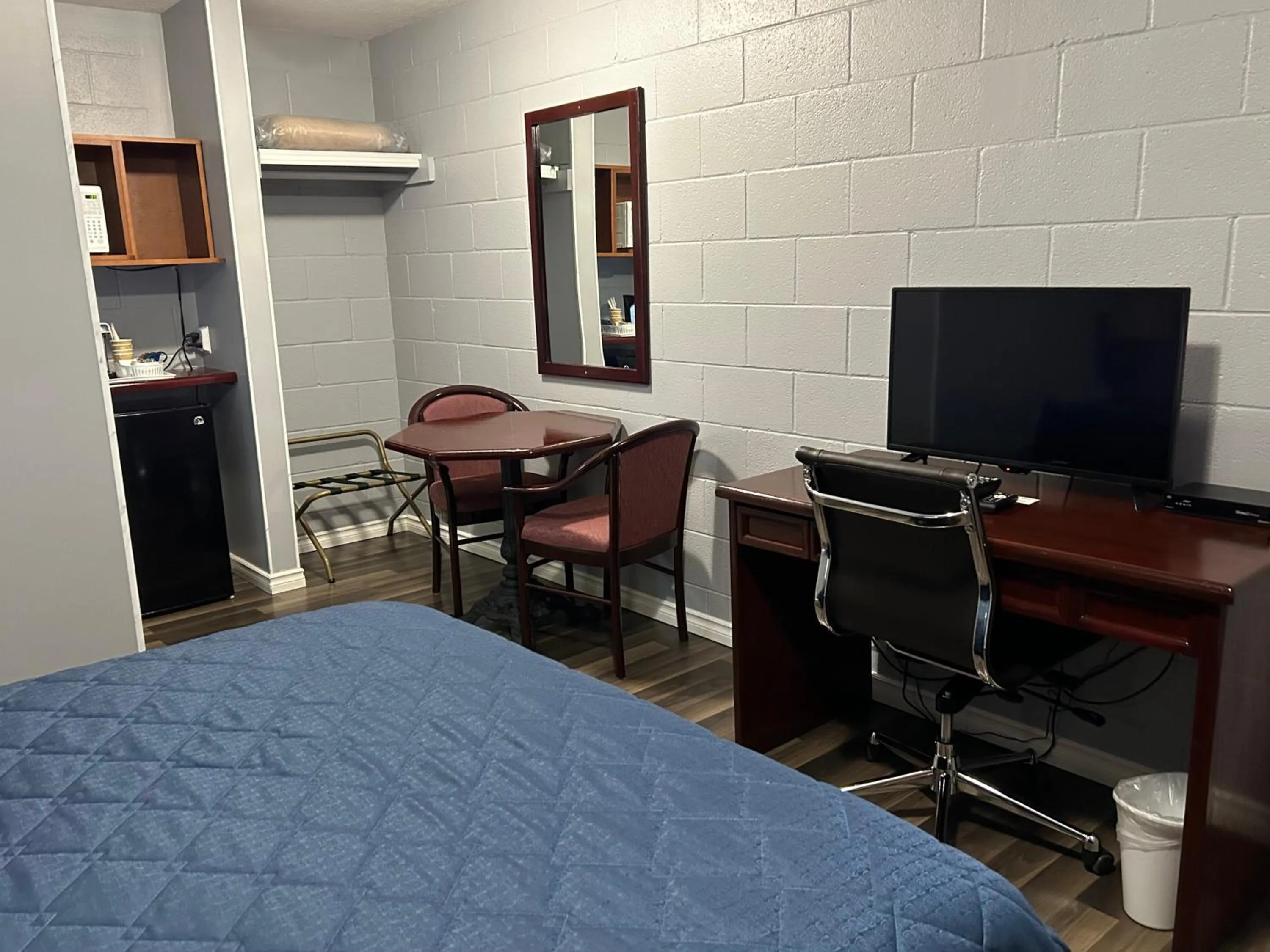 Bed in Arrow Lake Motel