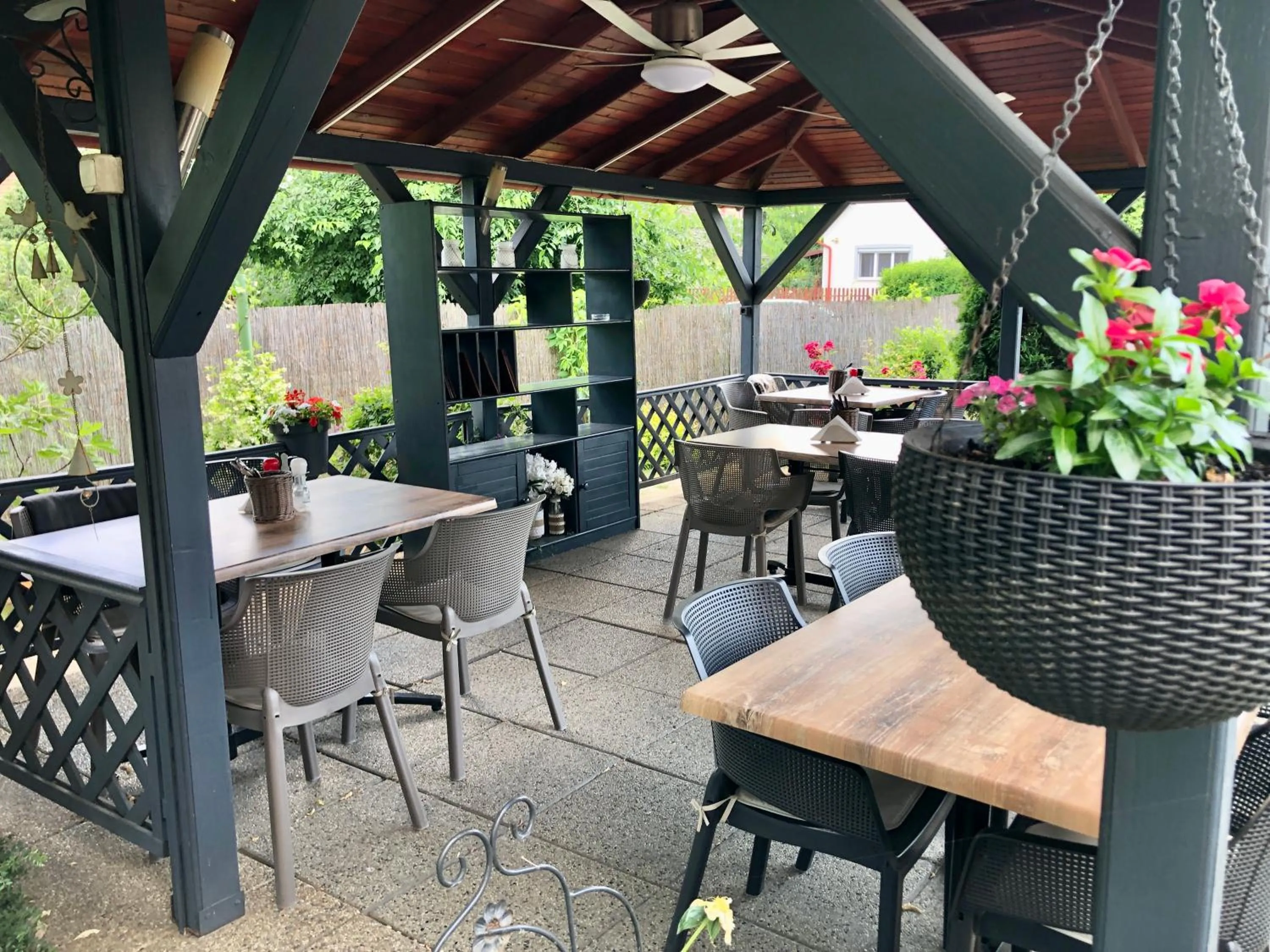 Patio in Katalin Motel & Étterem