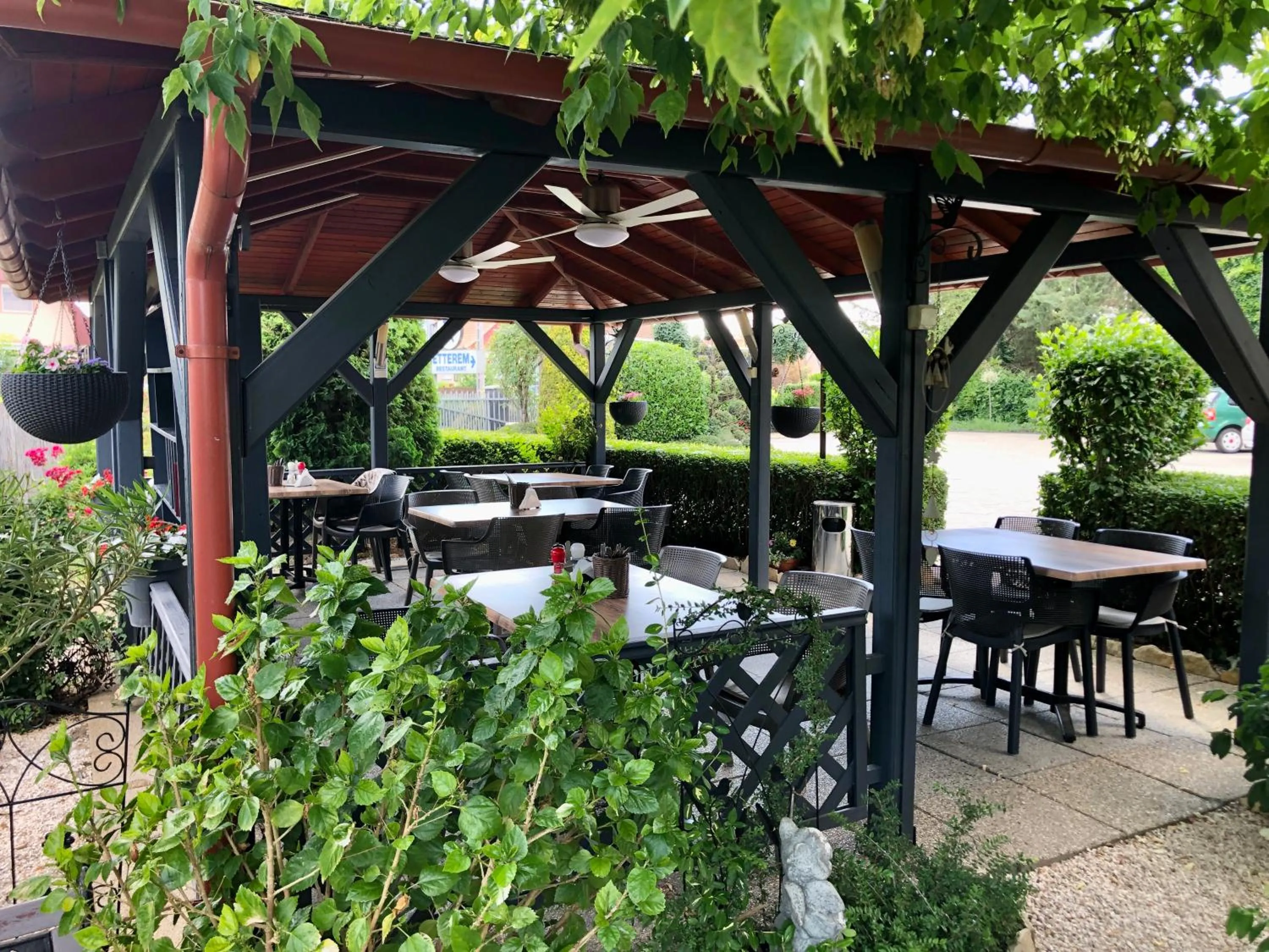 Restaurant/places to eat in Katalin Motel & Étterem