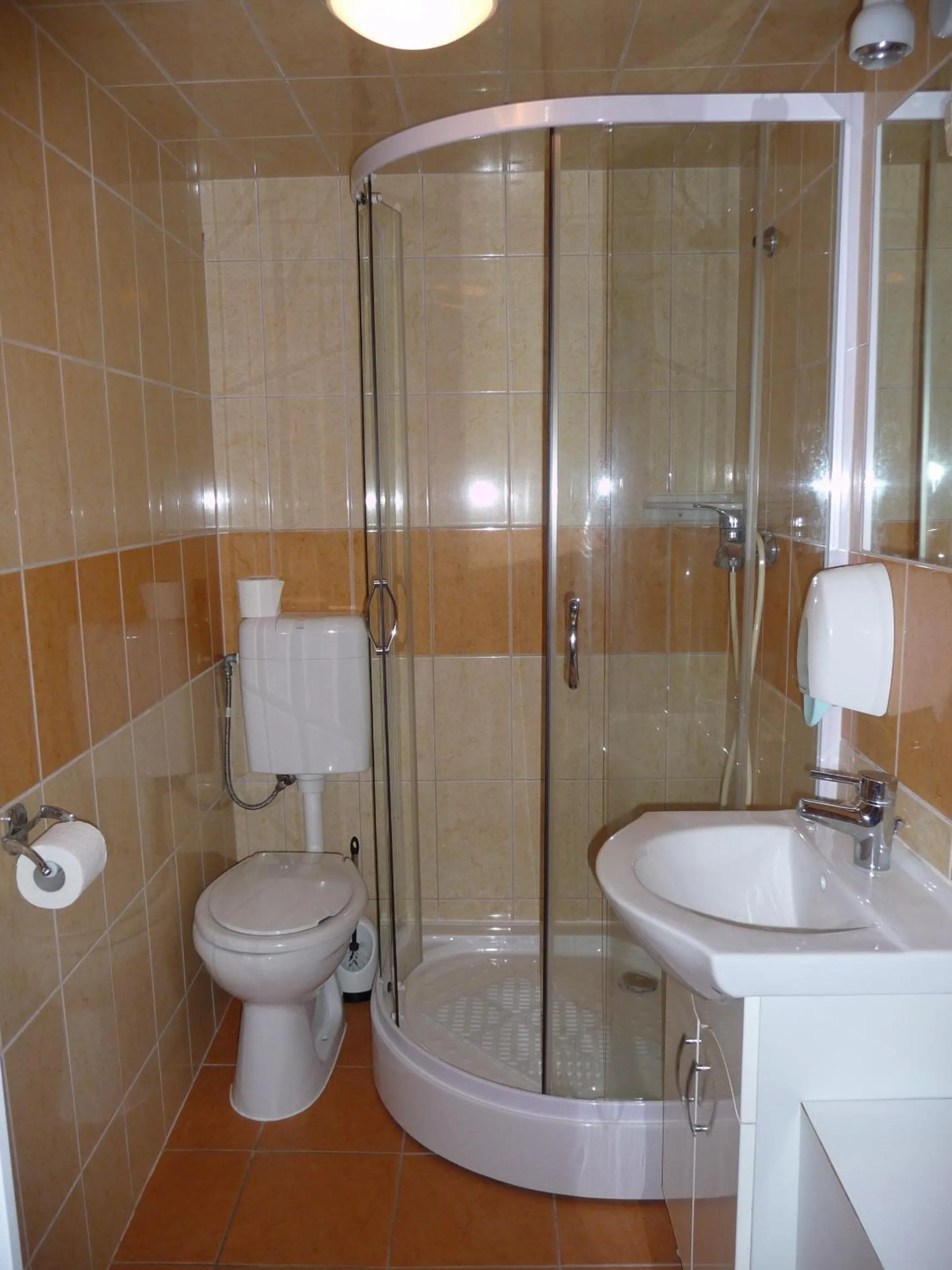 Shower in Katalin Motel & Étterem