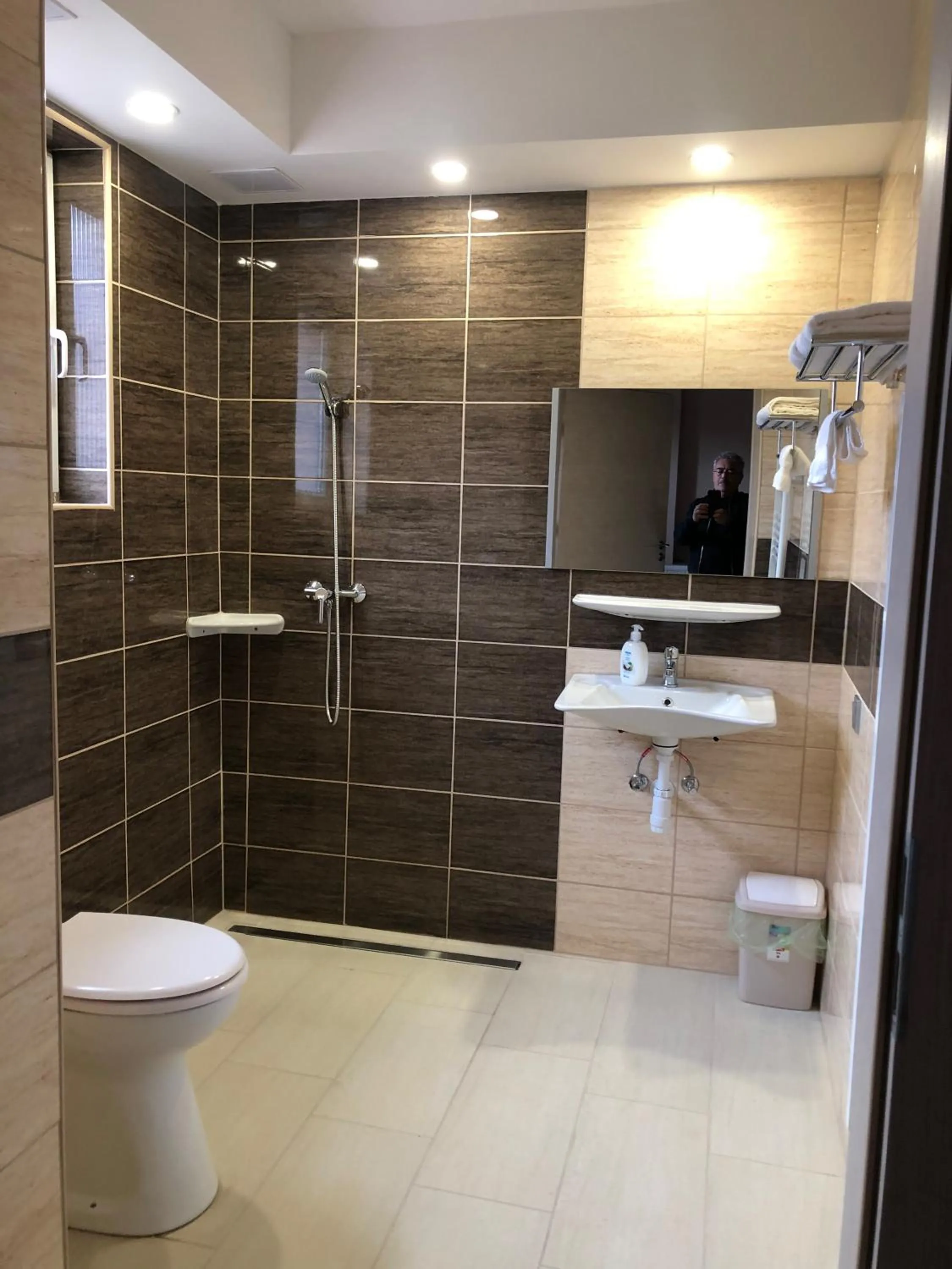 Shower in Katalin Motel & Étterem