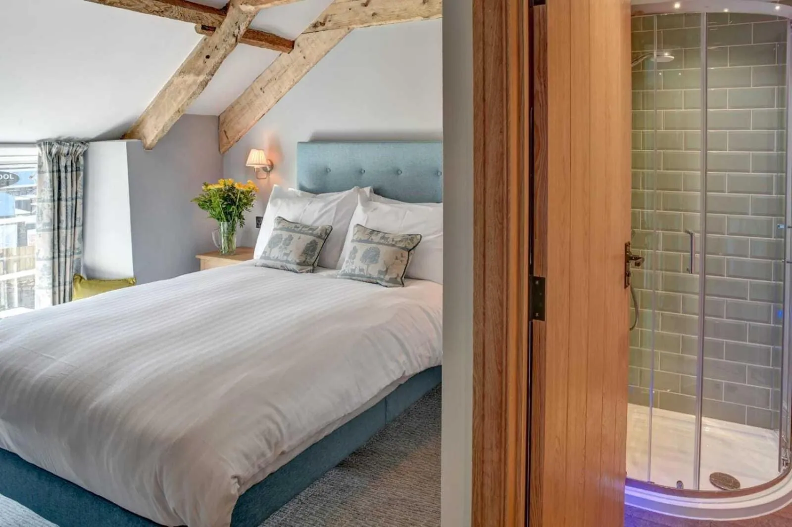 Bedroom, Bed in Barn Owl Inn